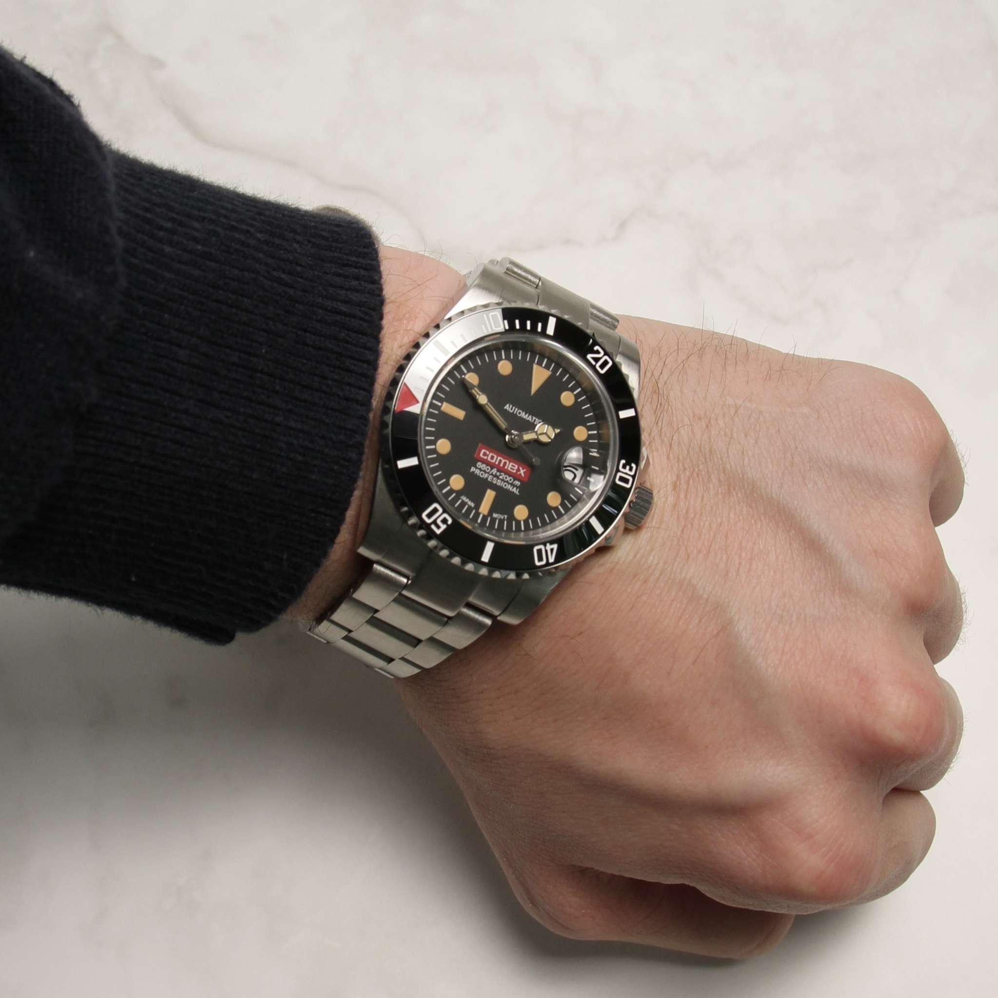 “Montre SEIKMOD Submariner COMEX NH35 portée au poignet, design professionnel et boîtier acier inoxydable 316L”