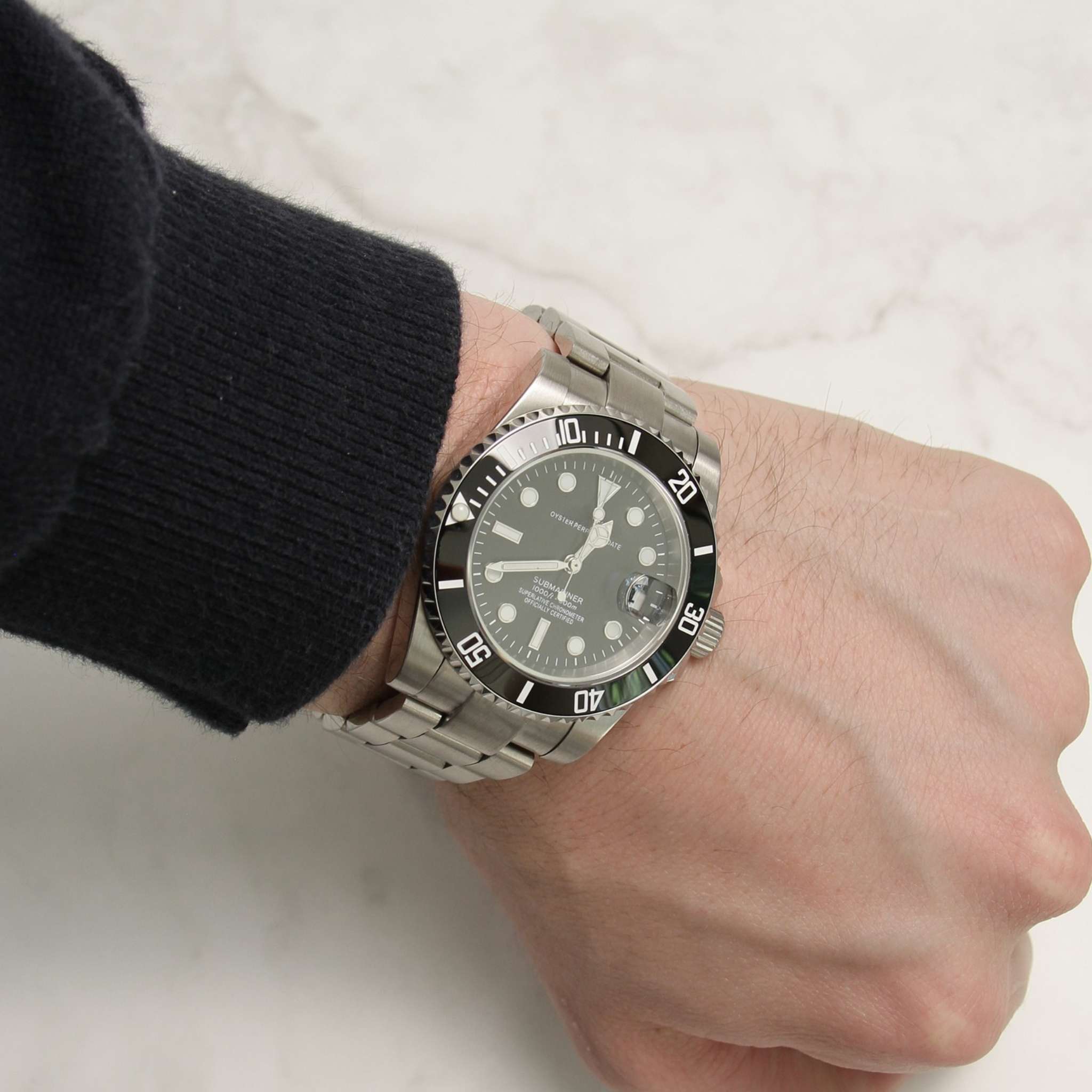 “Montre SEIKMOD Submariner Noir NH35 portée au poignet, style sport chic avec boîtier acier inoxydable 316L et bracelet Oyster”