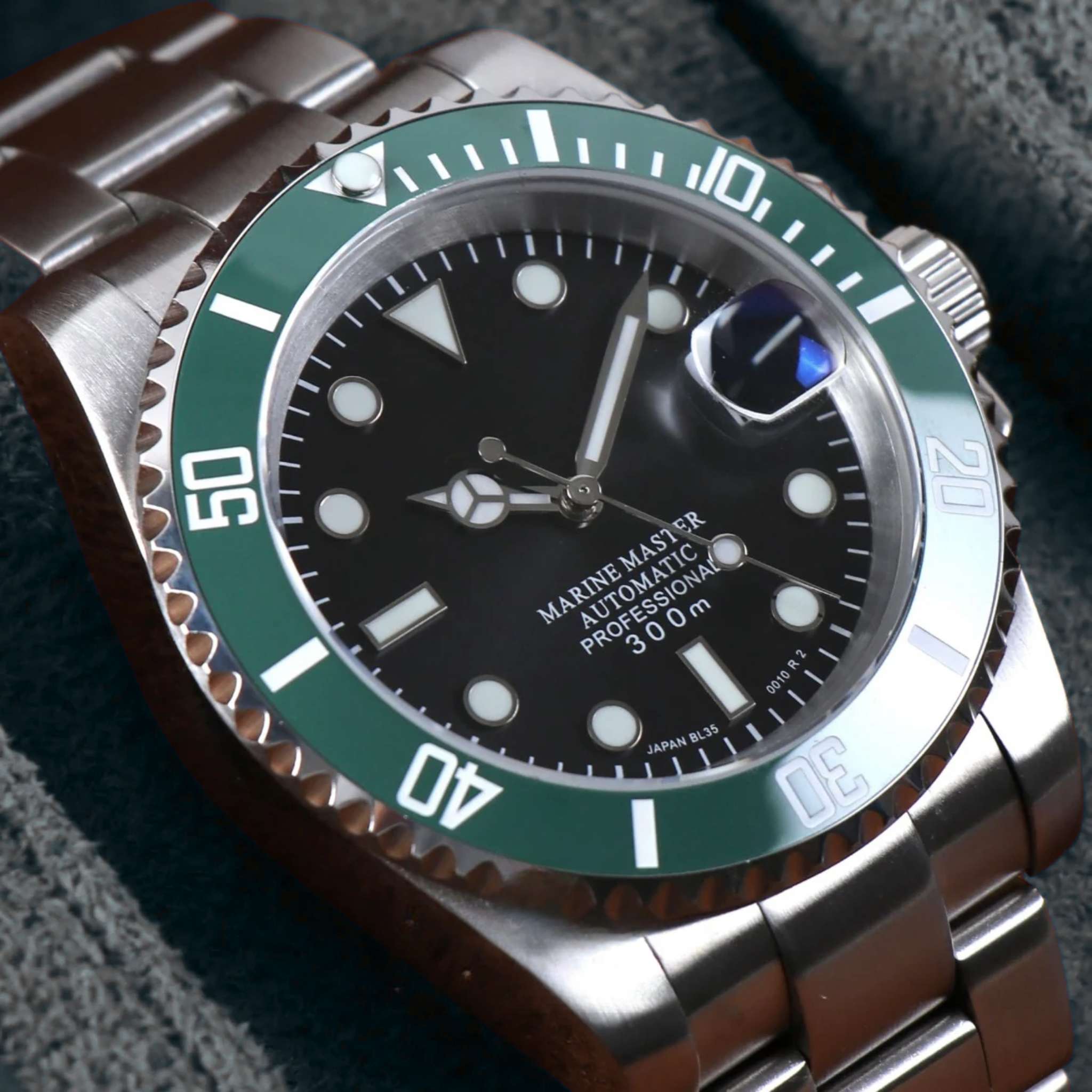 “Cadran vert de la montre SEIKMOD Submariner Starbucks NH35 avec index luminescents et lunette céramique noire et verte”