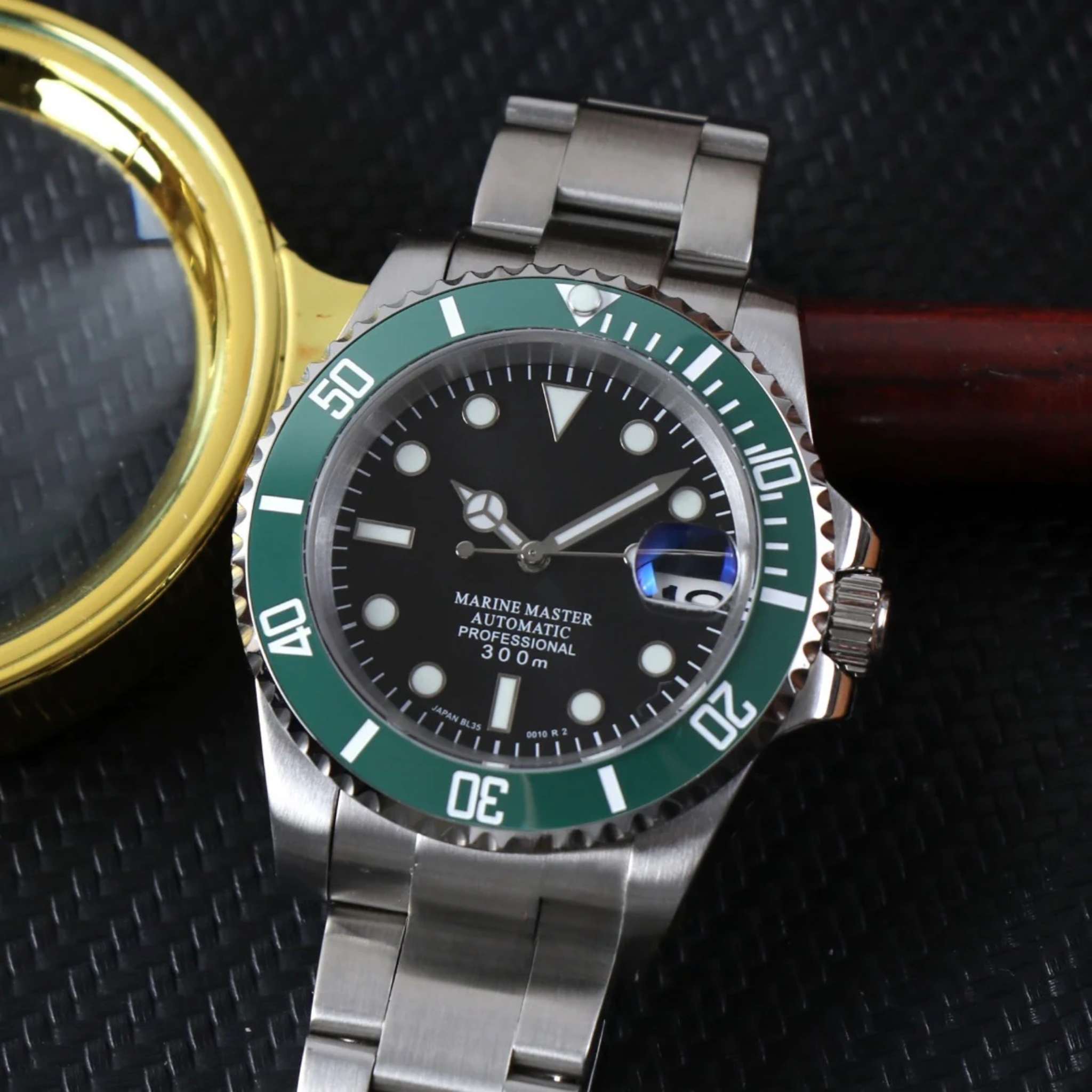 “Montre SEIKMOD Submariner Starbucks NH35 vue complète à plat, cadran vert et lunette noire et verte, finition acier poli”