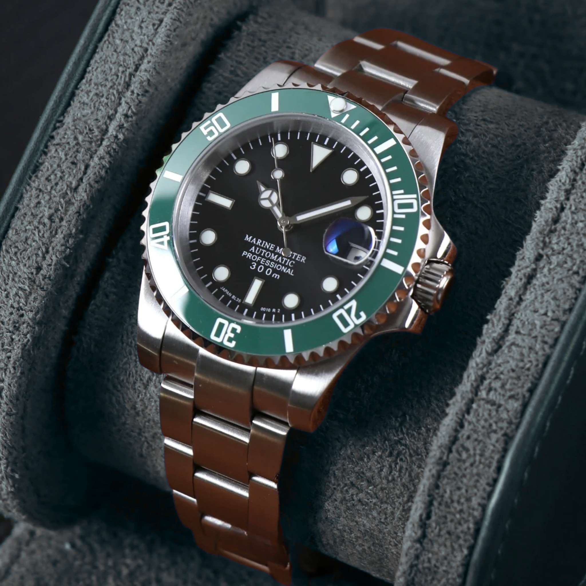 “Montre SEIKMOD Submariner Starbucks équipée du mouvement automatique Seiko NH35, cadran vert et lunette céramique bicolore noire et verte, assemblée à la main en France”