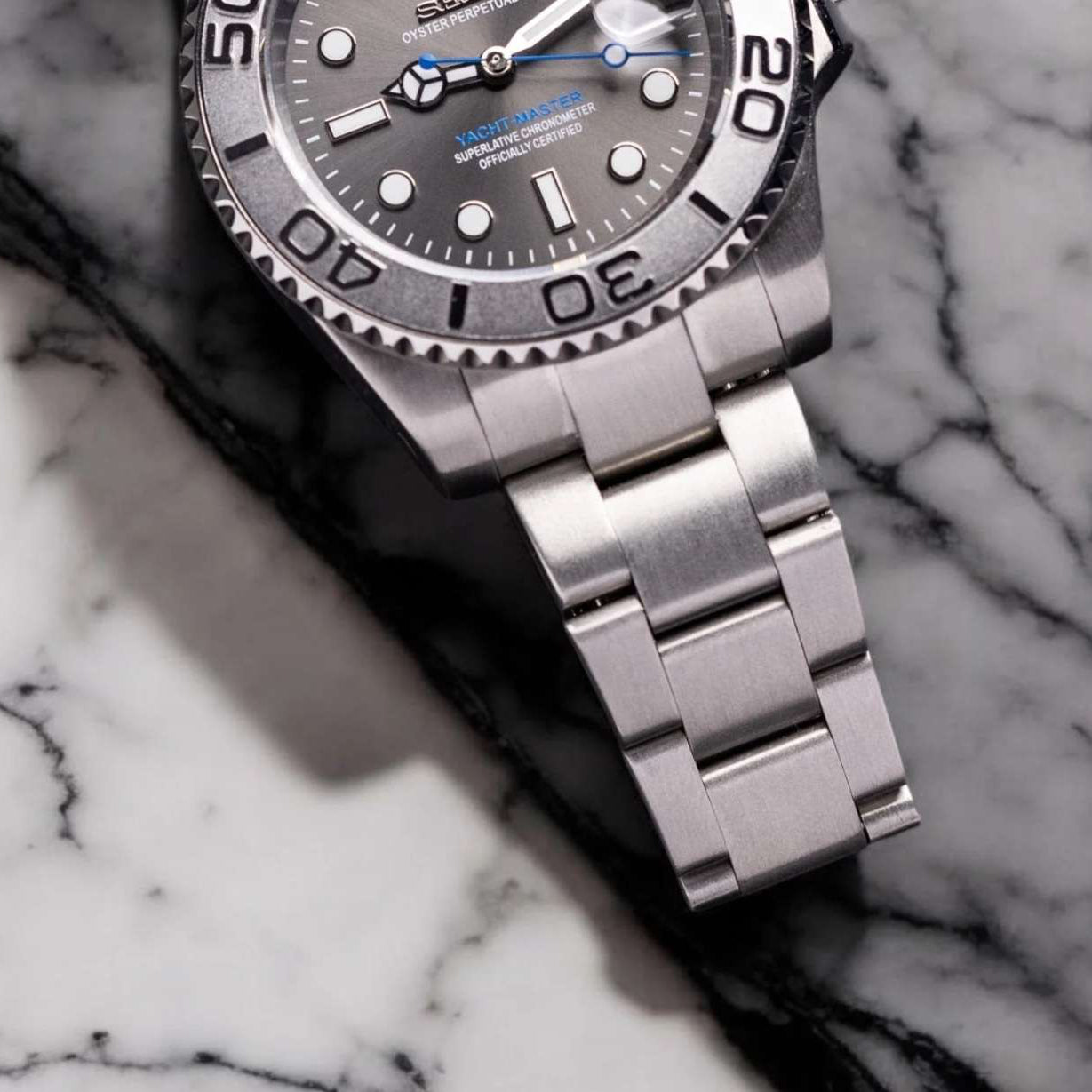 Montre SEIKMOD Yacht-Master Bleu Gris automatique NH35 photographiée à plat.