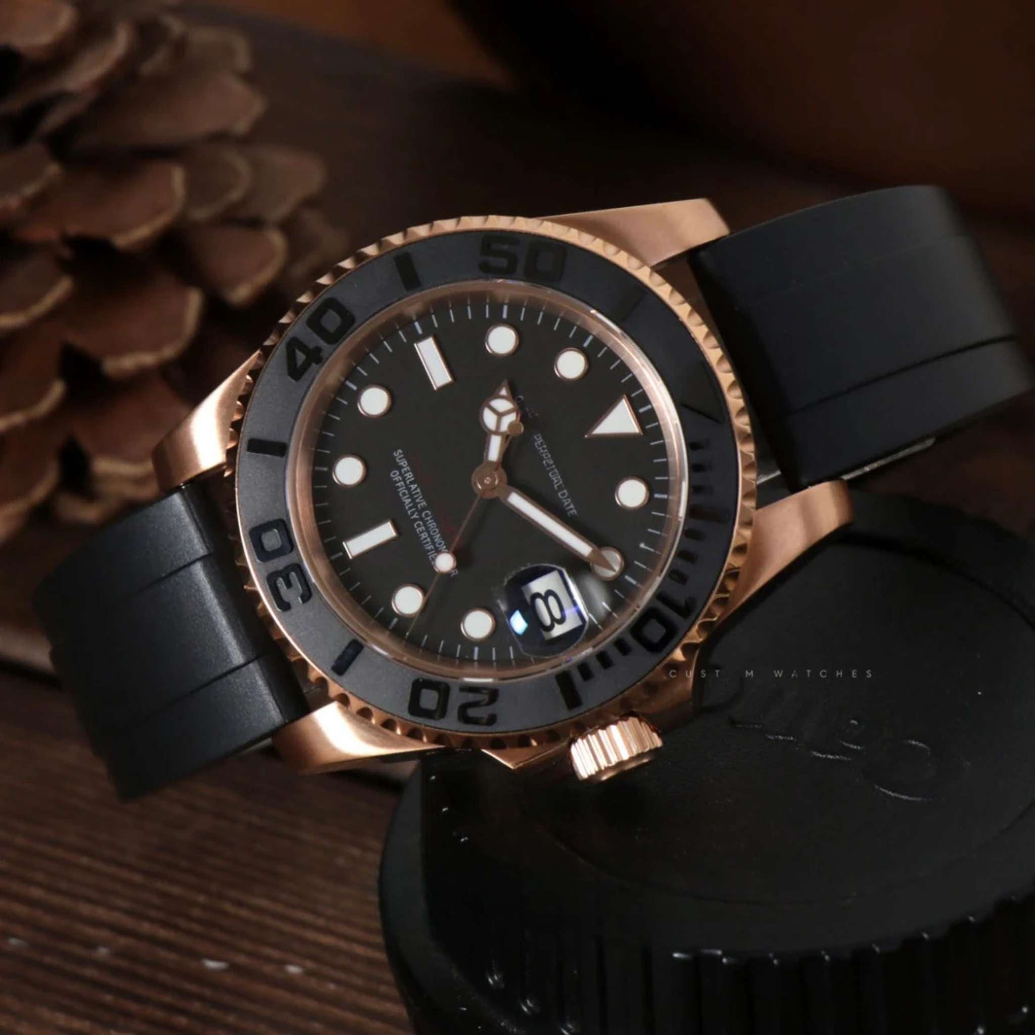 Montre SEIKMOD Yacht-Master Noir Or Rose automatique NH35 photographiée à plat.