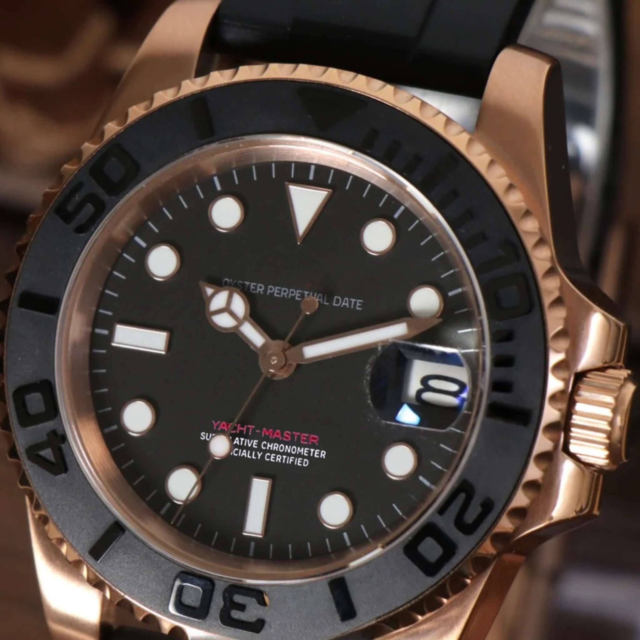 Détail du boîtier et des finitions de la montre SEIKMOD Yacht-Master Noir Or Rose.