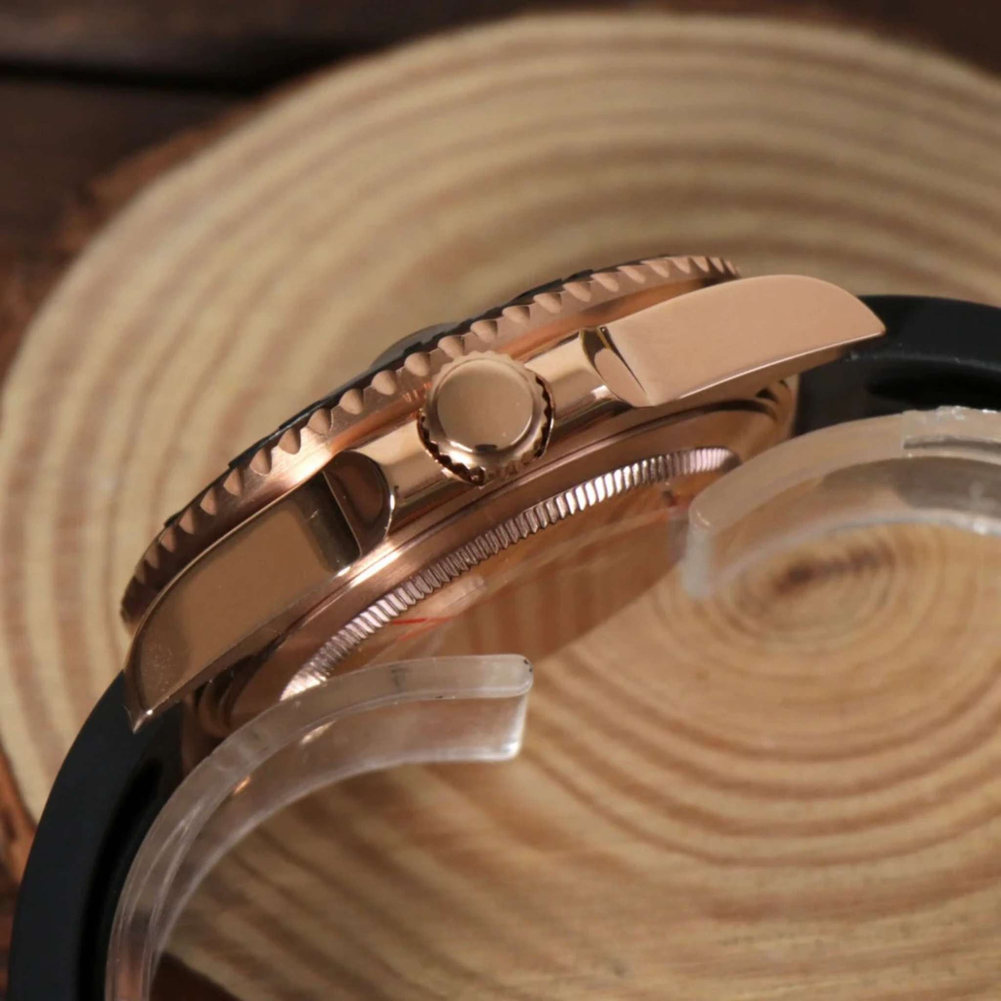 Détail du boîtier et des finitions de la montre SEIKMOD Yacht-Master Noir Or Rose.