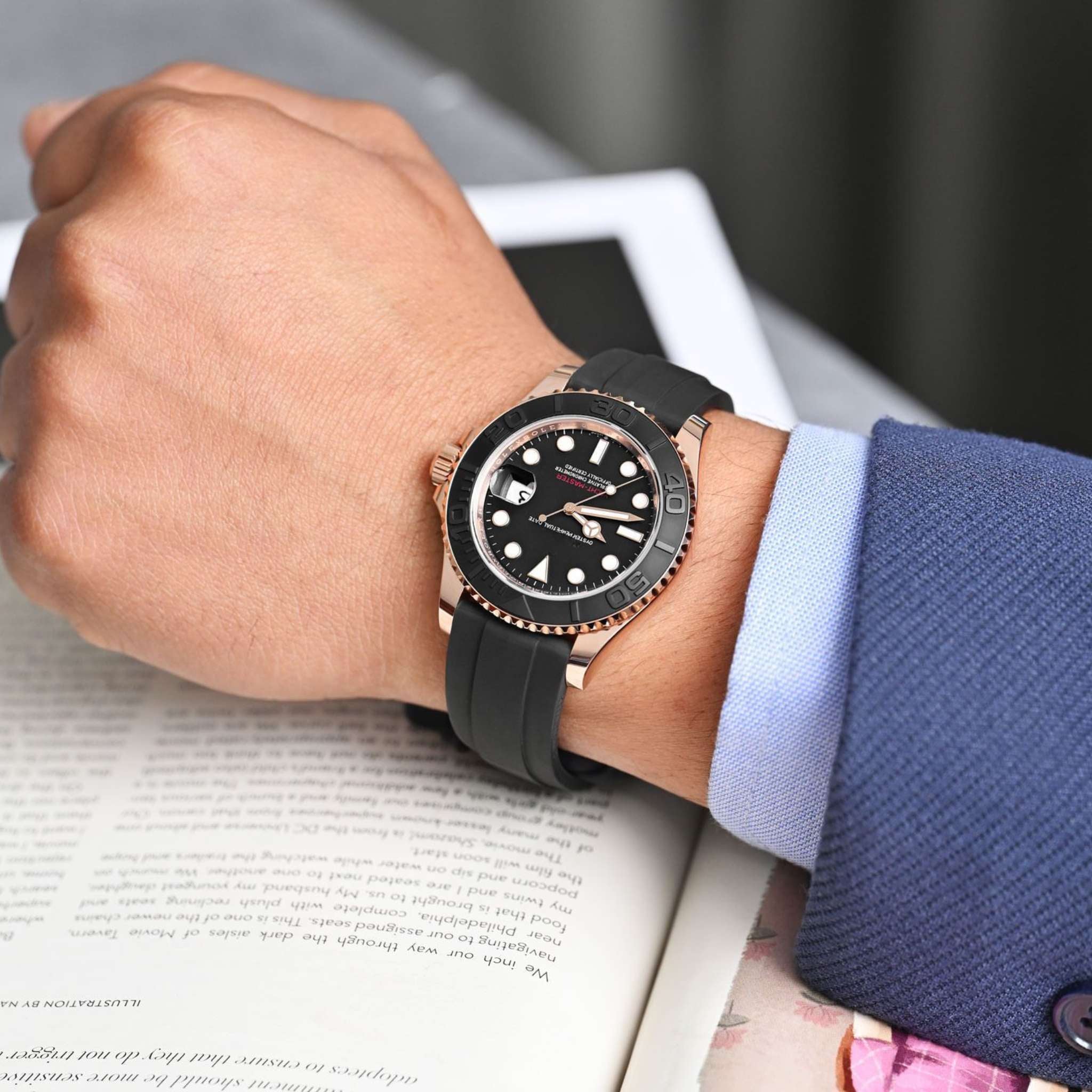 Montre SEIKMOD Yacht-Master Noir Or Rose équipée du mouvement automatique NH35 portée au poignet.