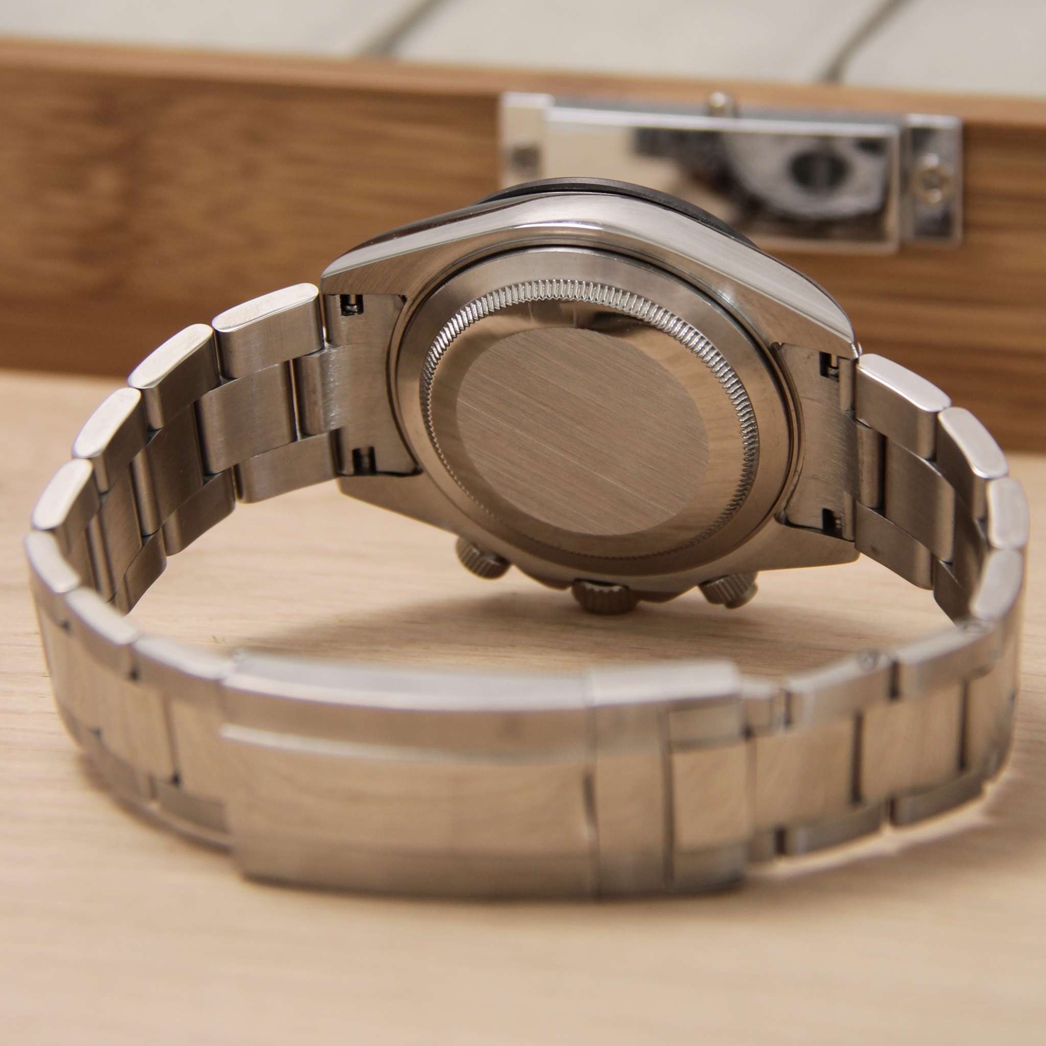 “Bracelet acier et fond poli de la montre SEIKMOD Daytona Panda Blanc VK63, chronographe méca-quartz fiable et précis”