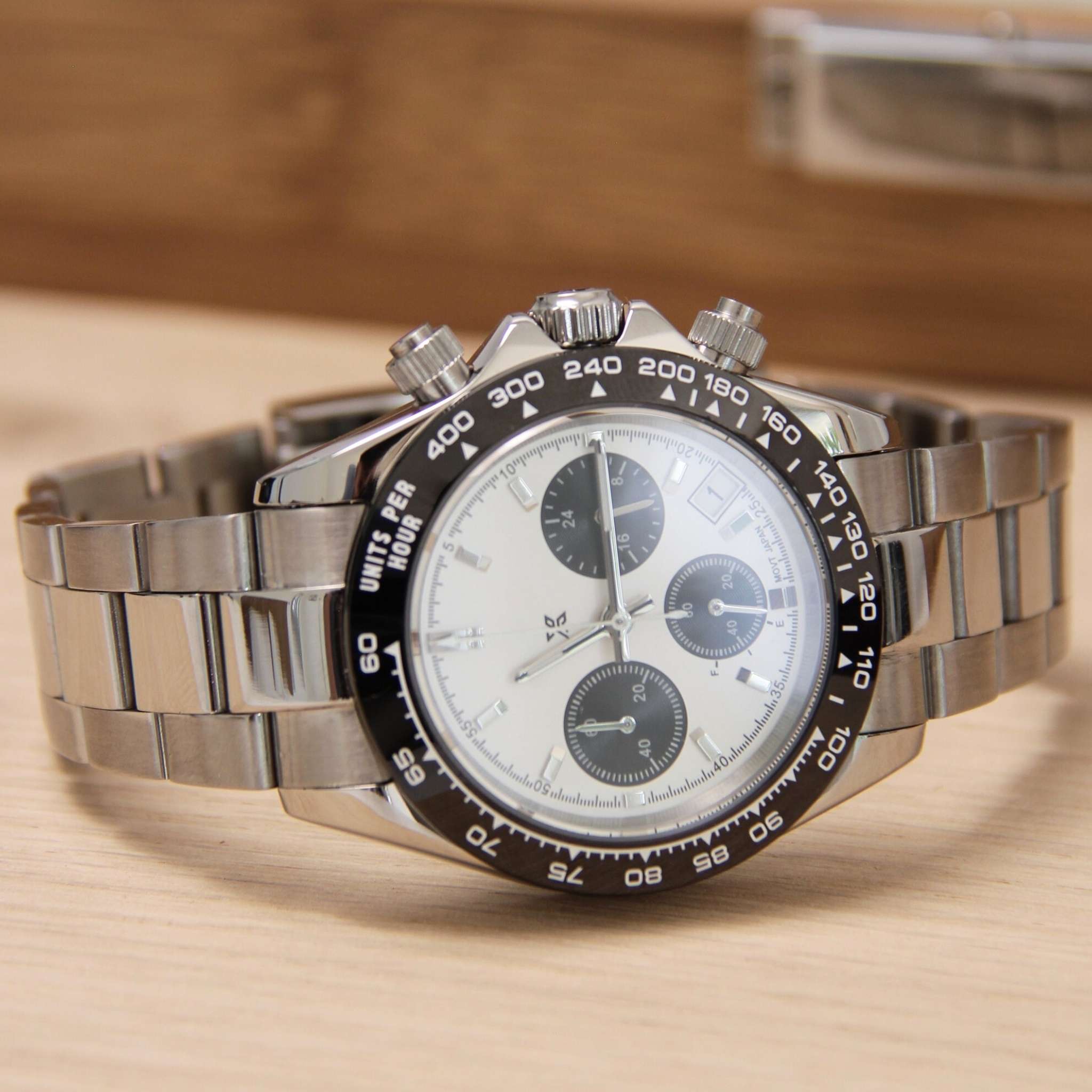 “Montre SEIKMOD Daytona Panda Blanc VK63 vue complète à plat, cadran blanc avec compteurs noirs et lunette tachymétrique”