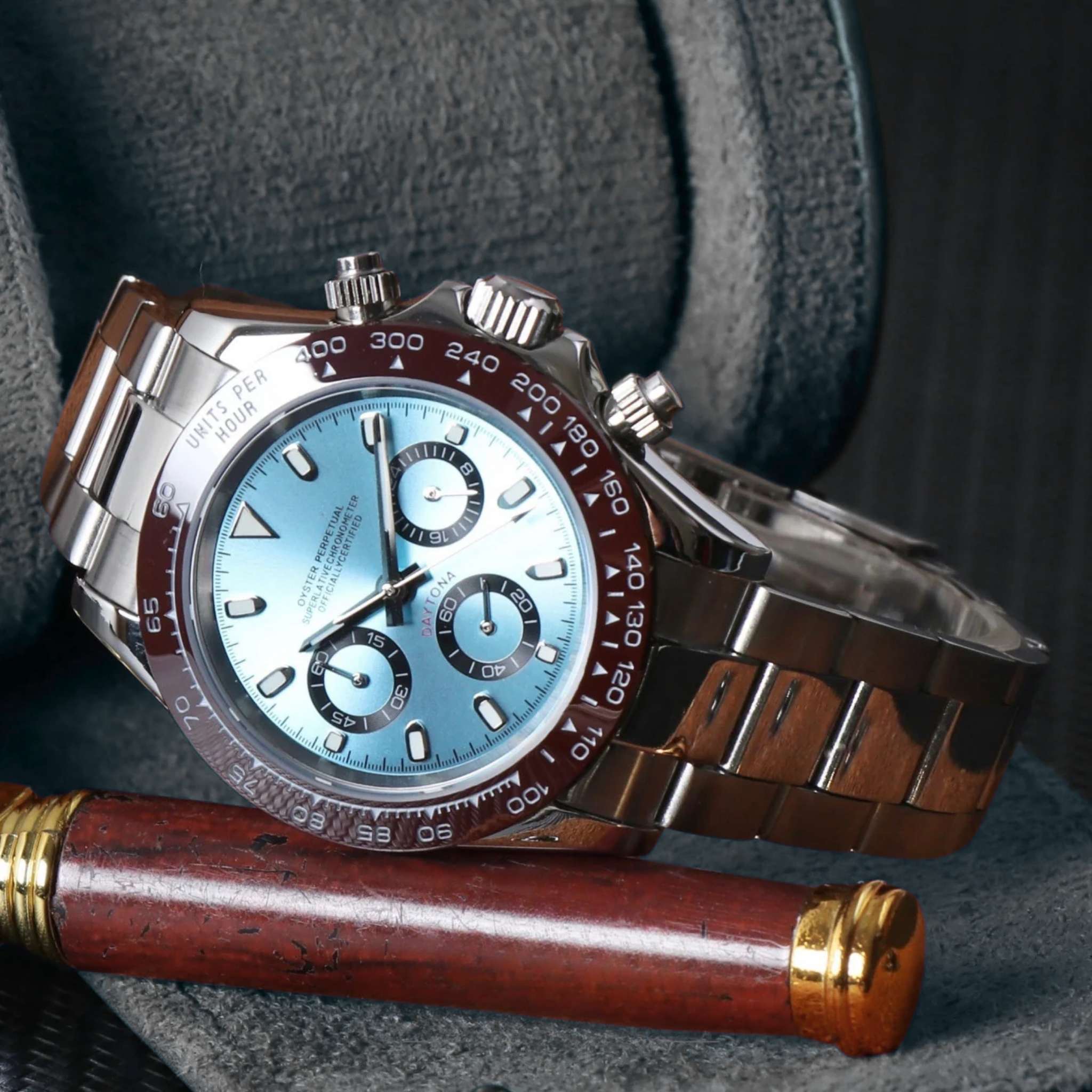 “Montre SEIKMOD Daytona Bleu Ciel VK63 vue complète à plat, cadran bleu clair et lunette tachymétrique argentée”