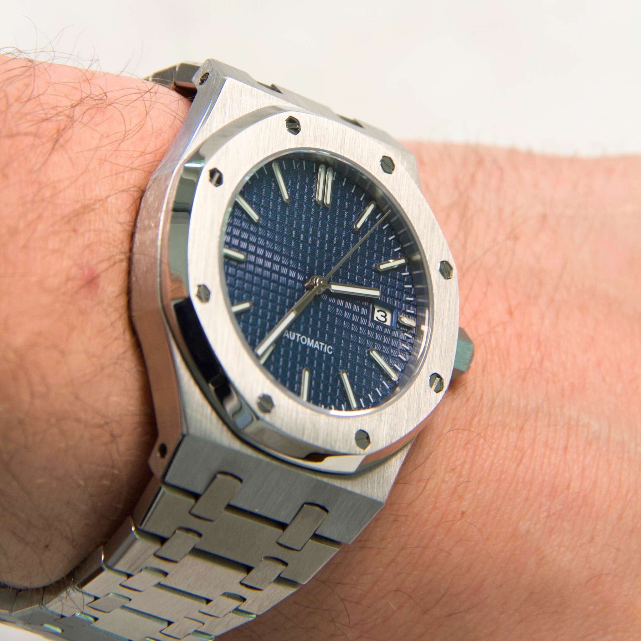 Montre SEIKMOD Royal Oak Bleu portée au poignet, boîtier acier 316L