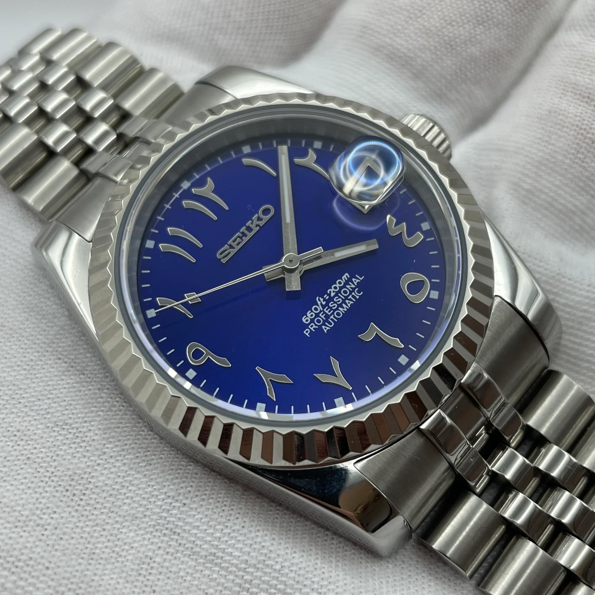 Montre Dateiko Arabic Bleu – Style Datejust, mouvement automatique NH35 assemblée à la main.