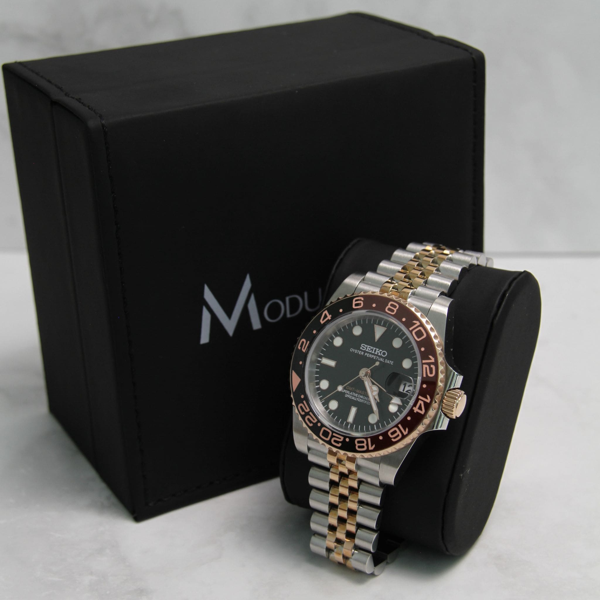 Montre GMTEIKO ROOT BEER – Automatique NH34, fonction GMT, assemblée en France, garantie 3 ans, livraison rapide, écrin offert.