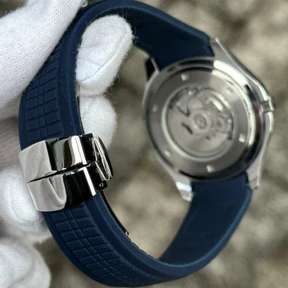 Dos de la montre SEIKMOD Aquanaut Bleu et son bracelet en caoutchouc.
