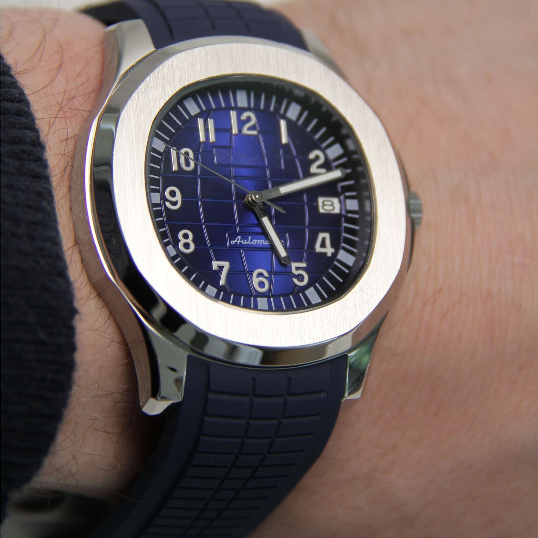 Montre SEIKMOD Aquanaut Bleu équipée du mouvement automatique NH35 portée au poignet.