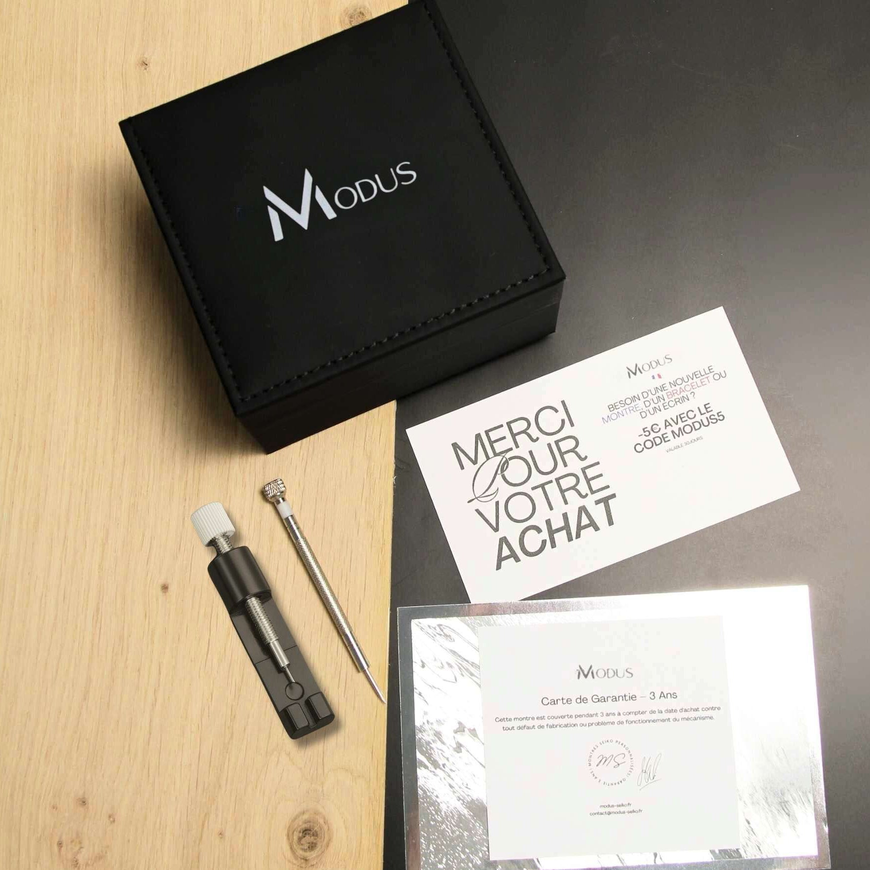 Écrin Modus Horlogerie avec outils de réglage pour la montre SEIKMOD Aquanaut Marron Or Rose.