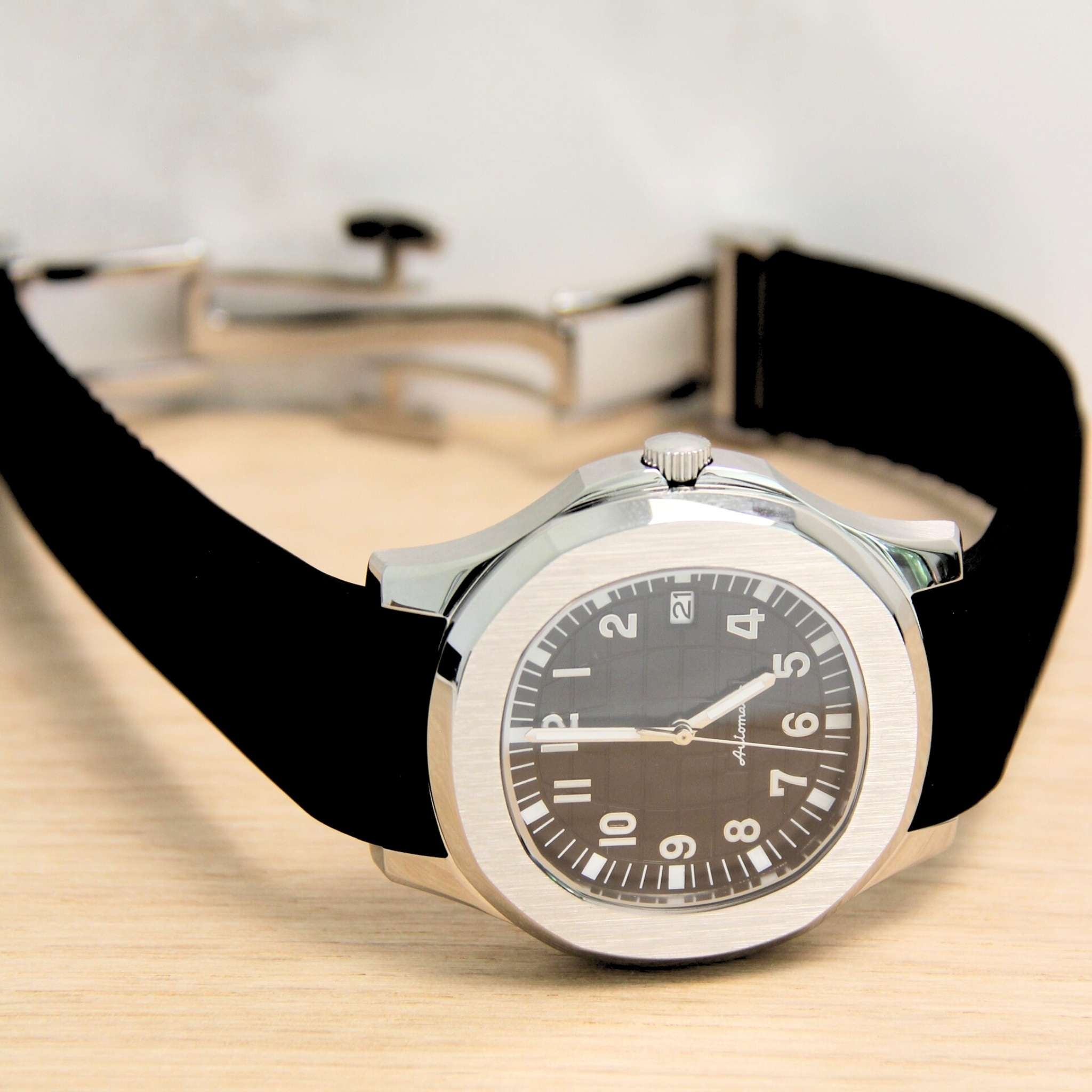 Montre SEIKMOD Aquanaut Noir automatique NH35 photographiée à plat.
