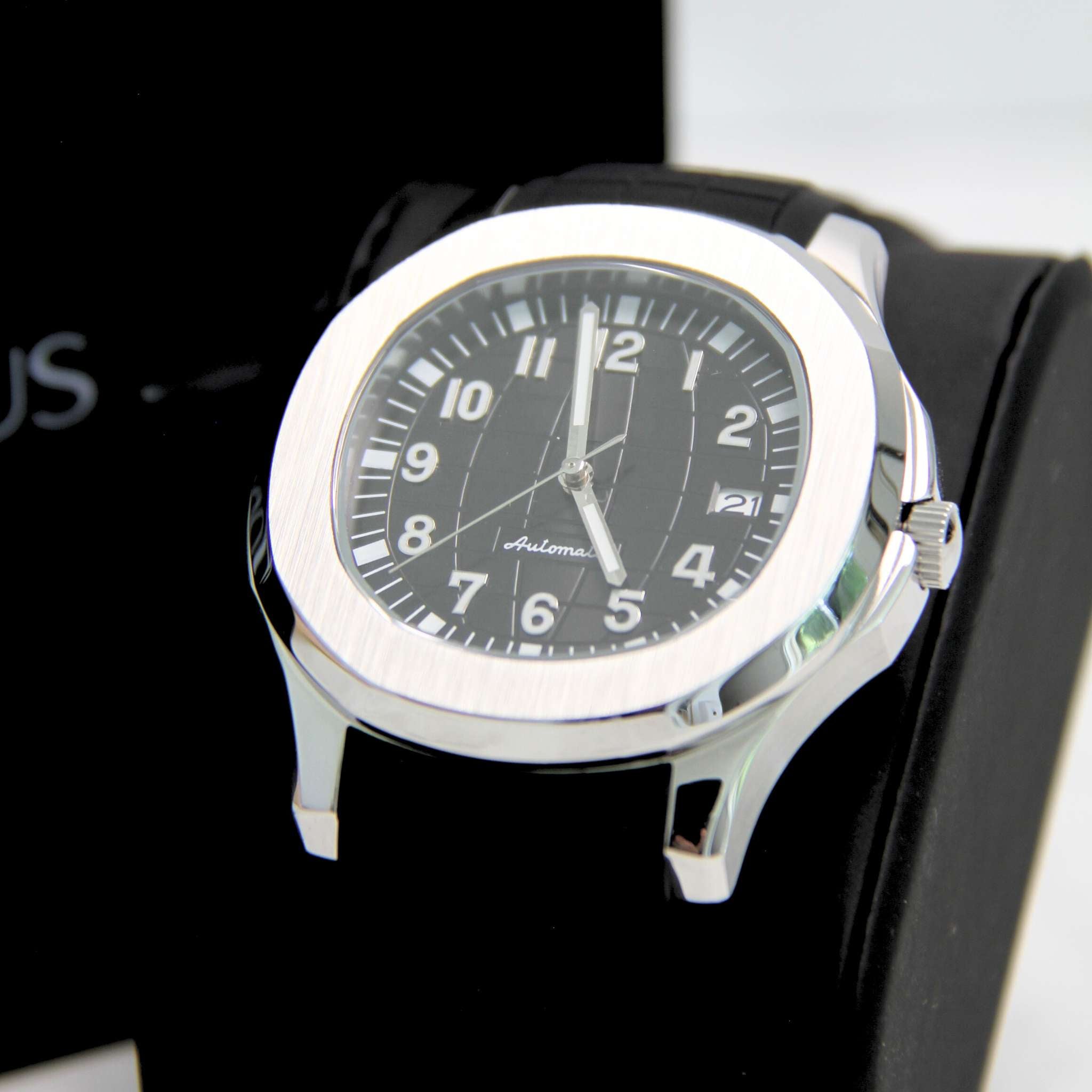 Montre SEIKMOD Aquanaut Noir présentée dans son écrin premium Modus Horlogerie.
