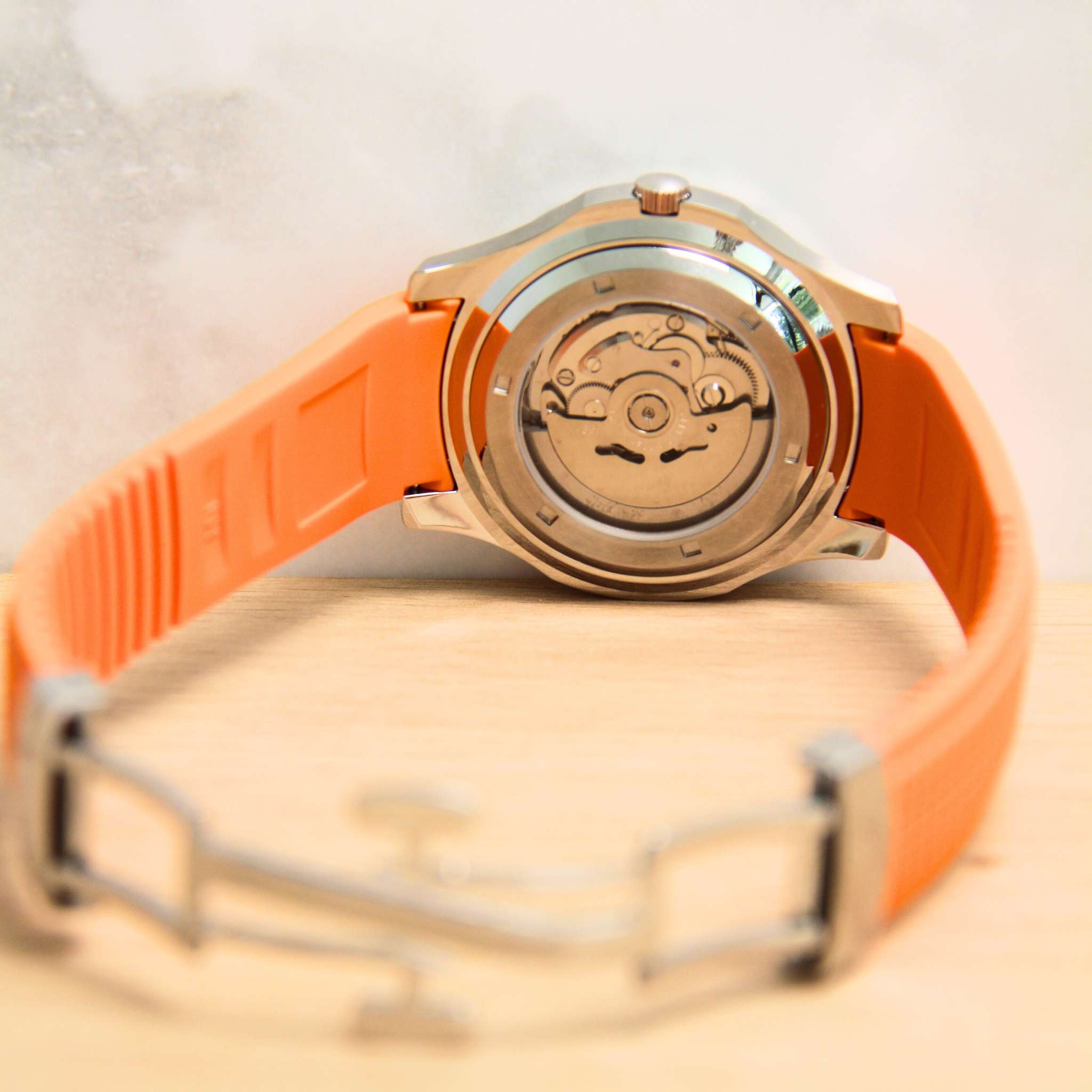 Dos de la montre SEIKMOD Aquanaut Orange Noir et son bracelet.