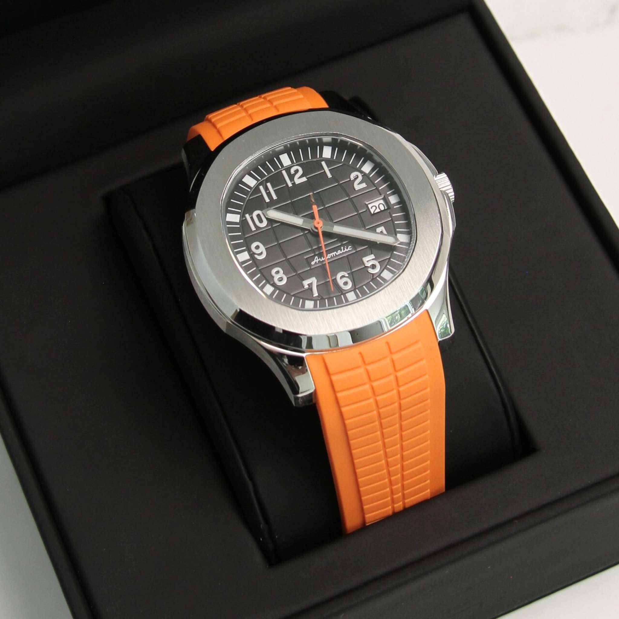 Montre SEIKMOD Aquanaut Orange Noir présentée dans son écrin premium Modus Horlogerie.