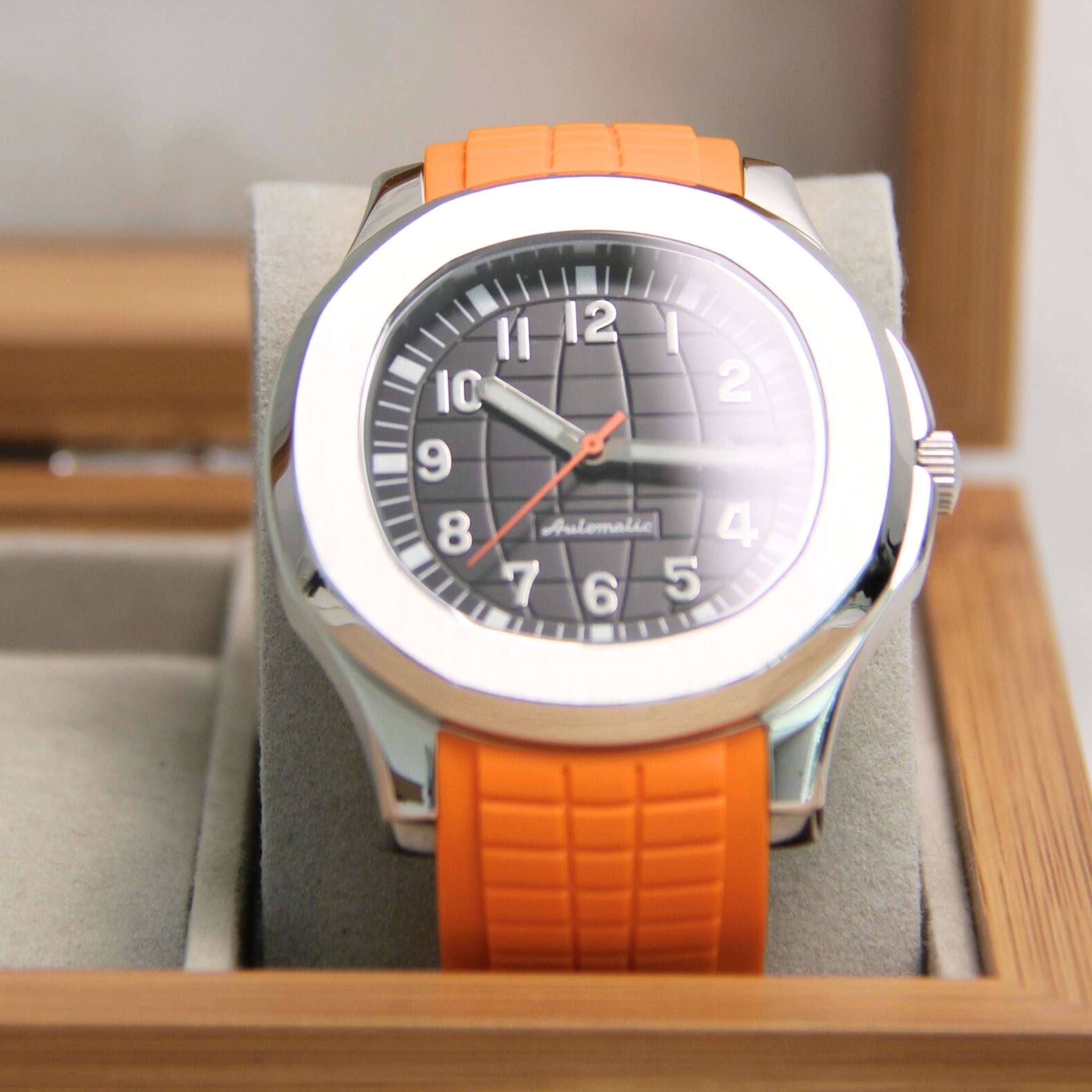 Zoom sur le cadran orange et noir de la SEIKMOD Aquanaut équipée du mouvement NH35.