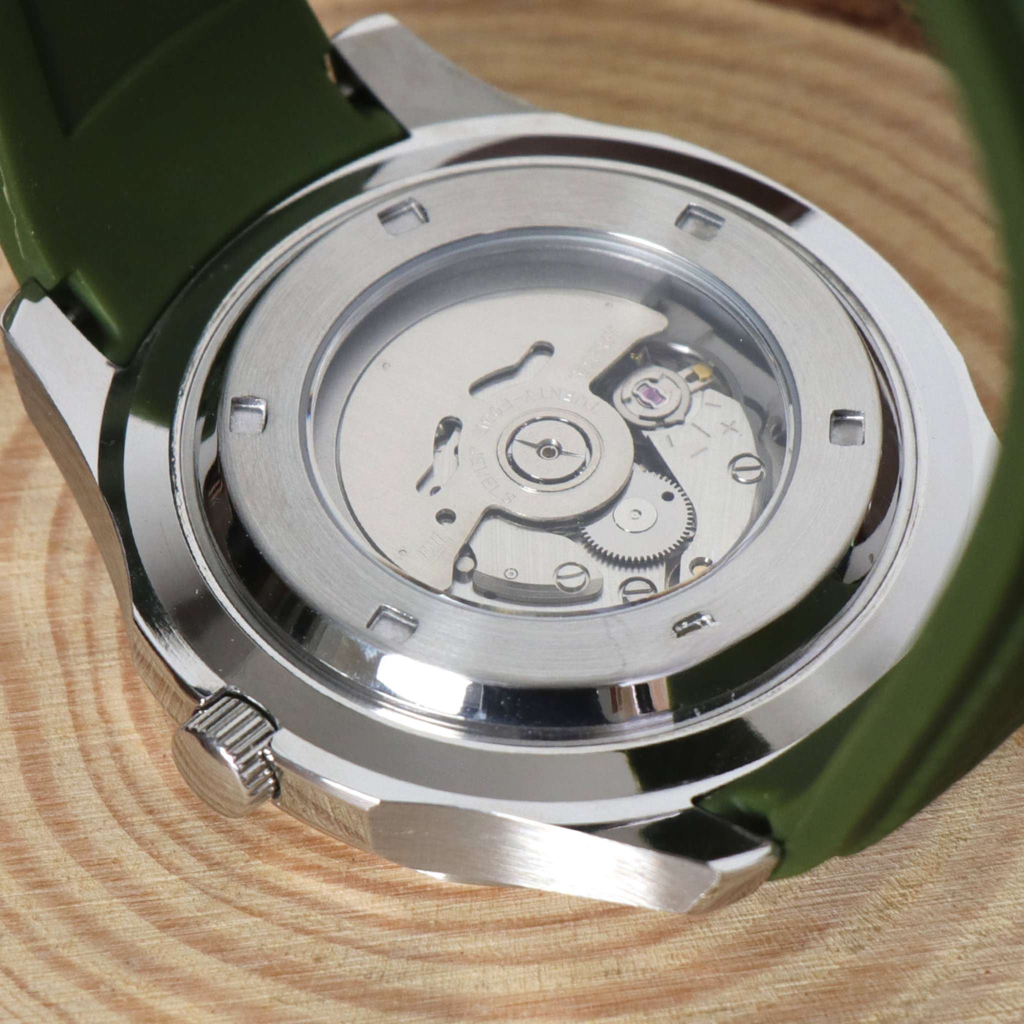 Dos de la montre SEIKMOD Aquanaut Vert et son bracelet en caoutchouc.
