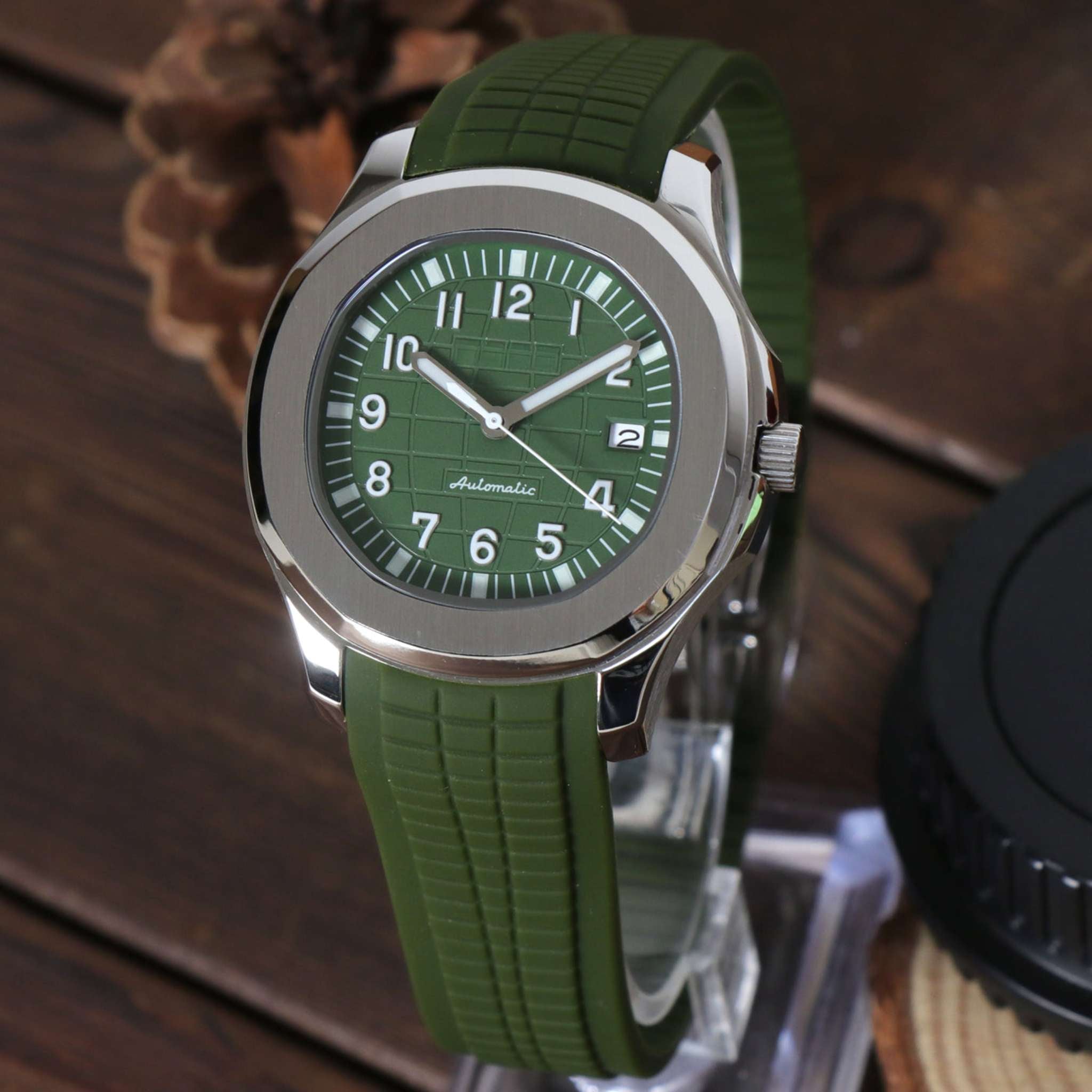 Montre SEIKMOD Aquanaut Vert présentée dans son écrin premium Modus Horlogerie.

