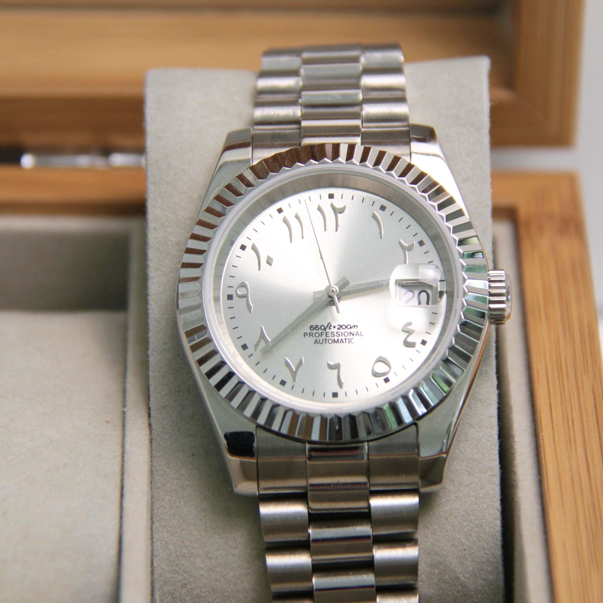 “Détail du cadran texturé argenté de la montre SEIKMOD Datejust Arabic Argent NH35, mouvement automatique Seiko Instruments Inc.”