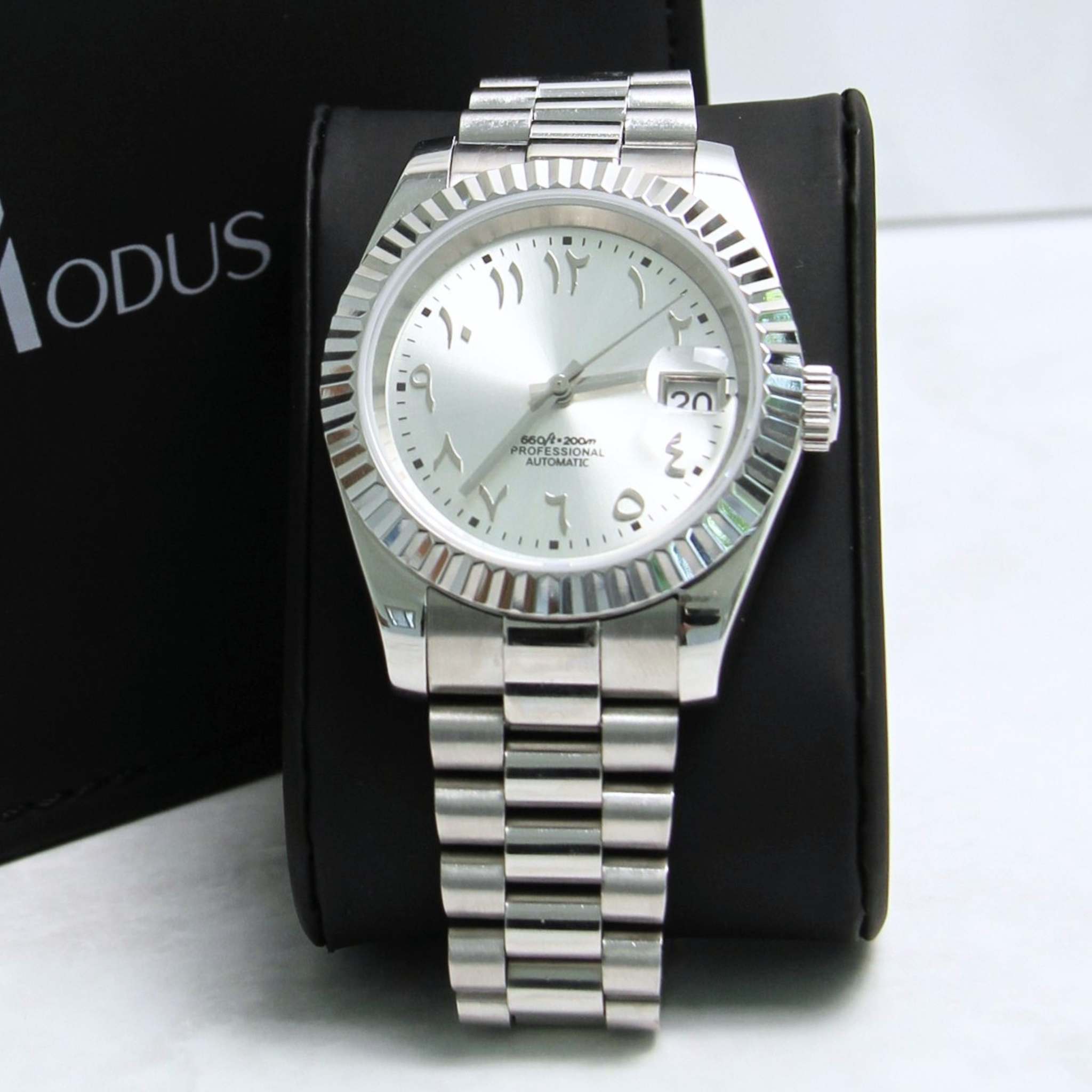 “Montre SEIKMOD Datejust Arabic Argent NH35 vue de face, assemblée à la main en France, cadran argenté avec chiffres arabes et boîtier acier poli”