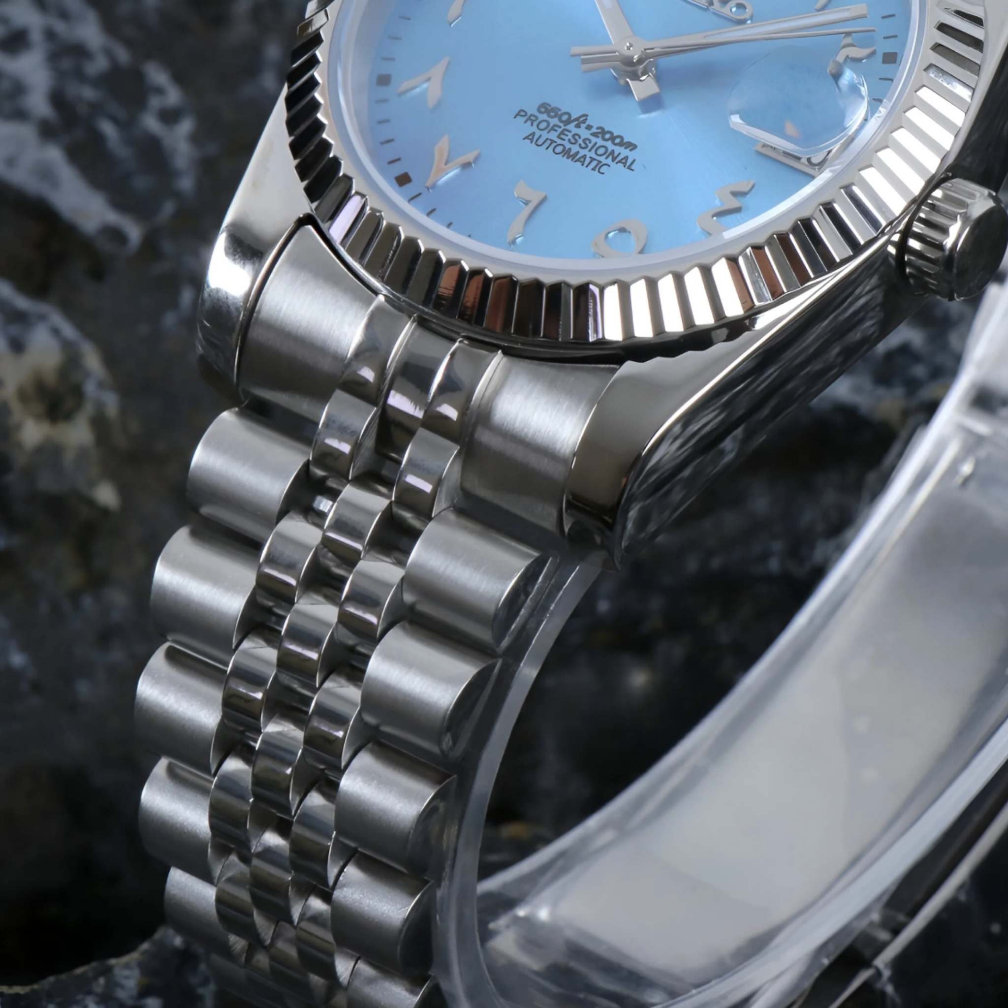 “Détail du cadran texturé bleu ciel de la montre SEIKMOD Datejust Arabic NH35, mouvement automatique Seiko Instruments Inc.”