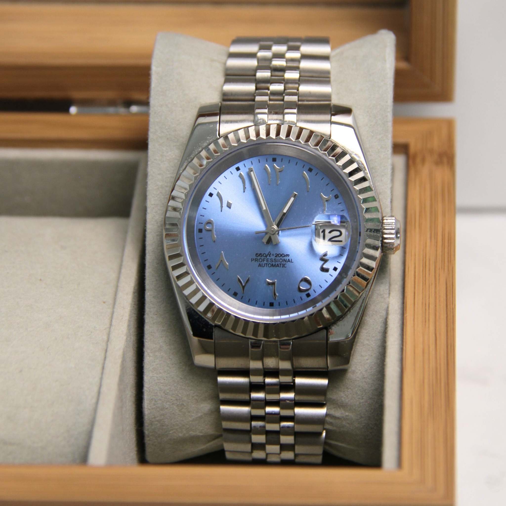 “Montre SEIKMOD Datejust Arabic Bleu Ciel NH35 vue complète à plat, cadran bleu clair et finition brillante”