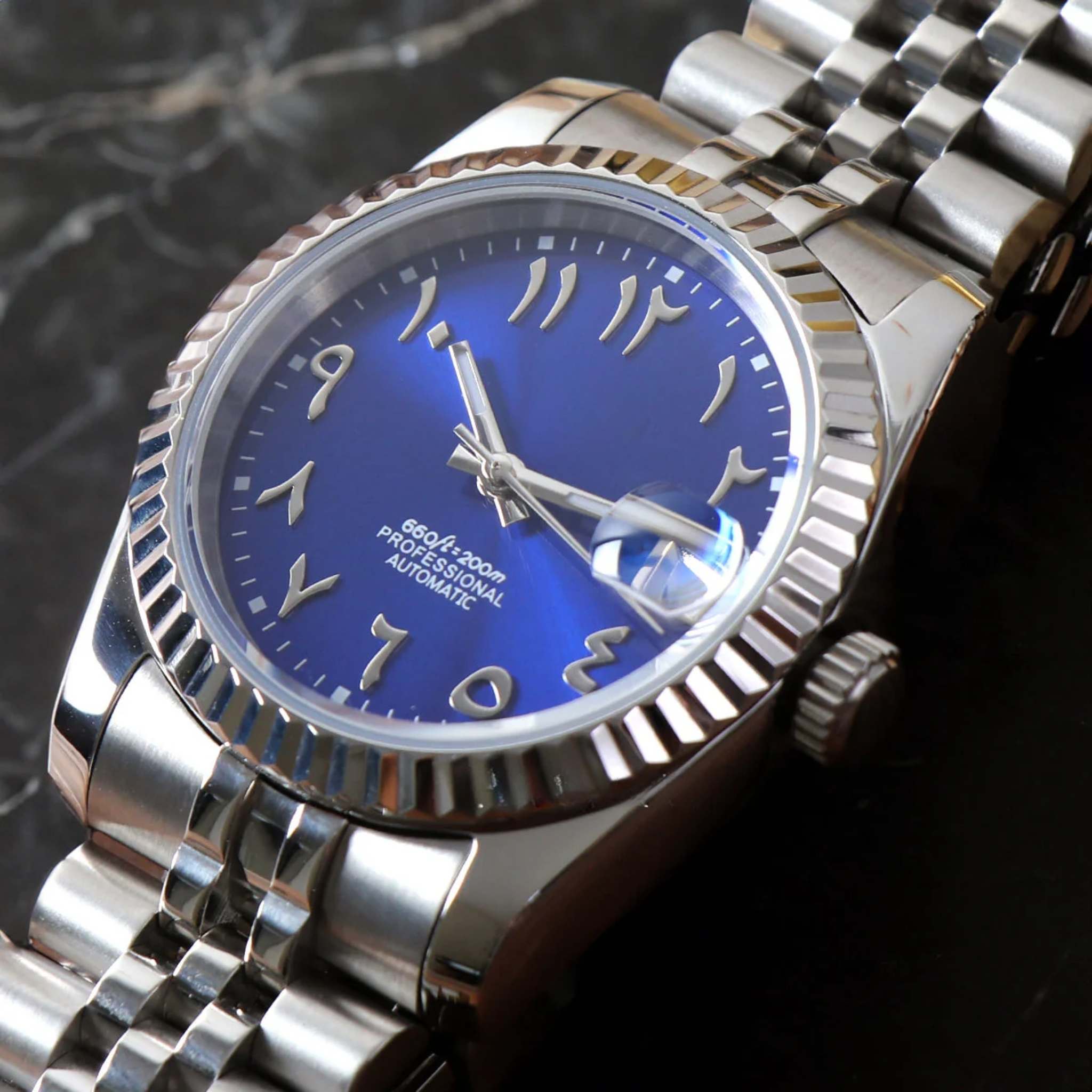 “Détail du cadran texturé bleu de la montre SEIKMOD Datejust Arabic Bleu NH35, mouvement automatique Seiko Instruments Inc.”
