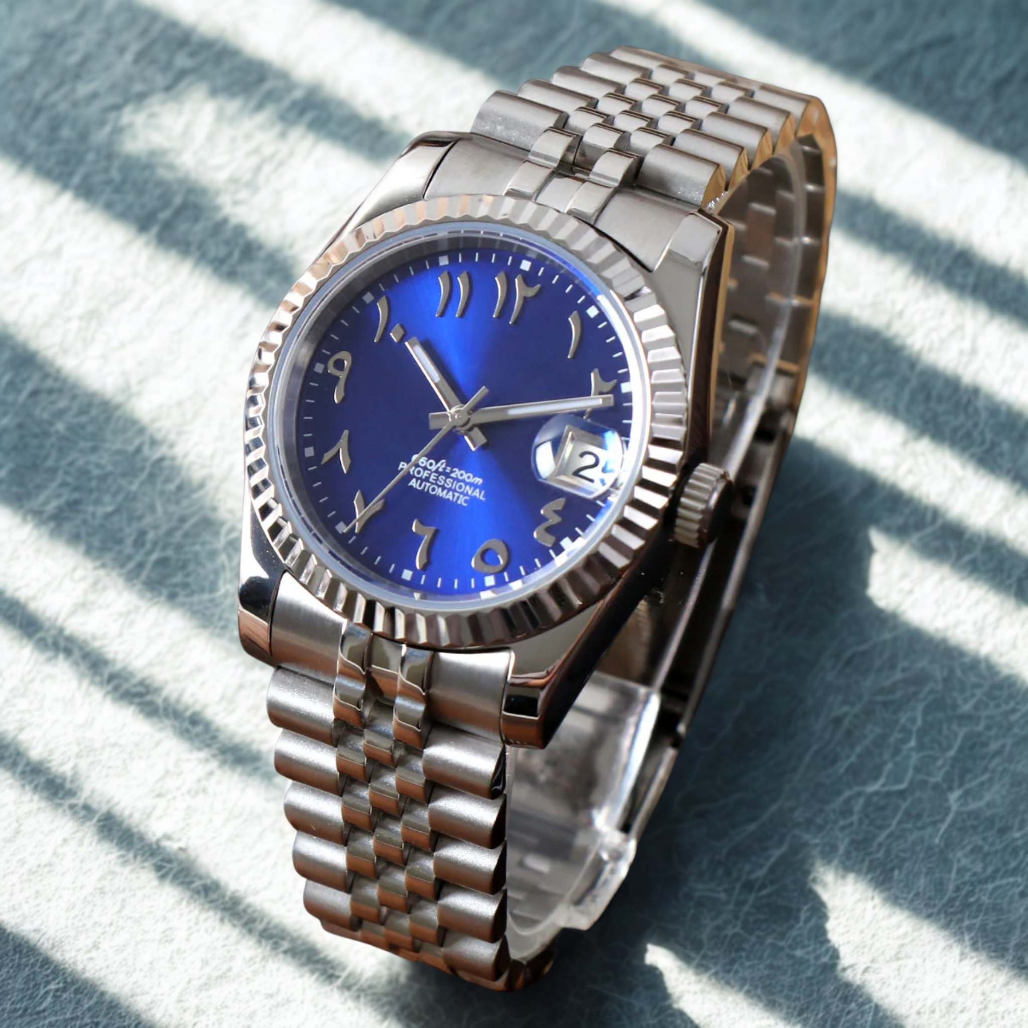 “Montre SEIKMOD Datejust Arabic Bleu NH35 vue de face, assemblée à la main en France, cadran bleu avec chiffres arabes et boîtier acier poli”
