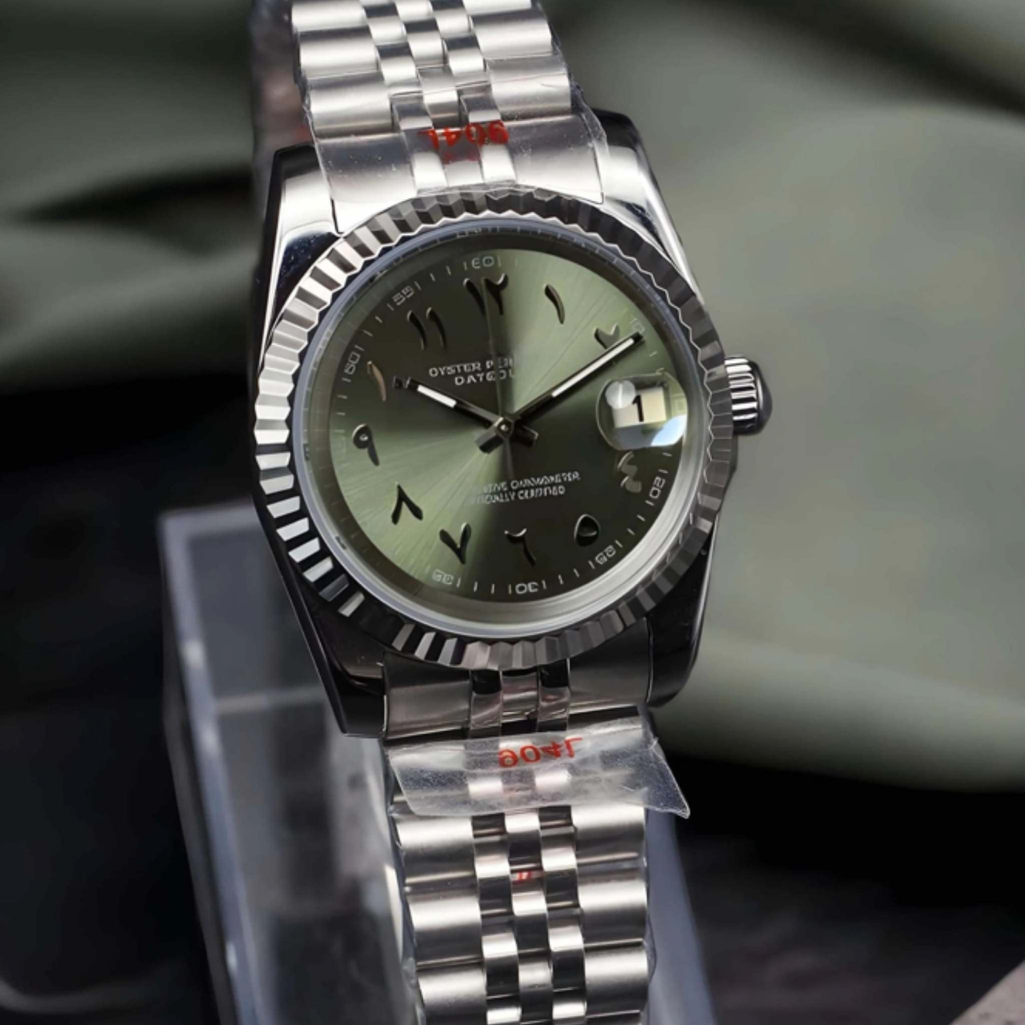 “Montre SEIKMOD Datejust Arabic Kaki NH35 vue complète à plat, cadran kaki et finition acier poli”