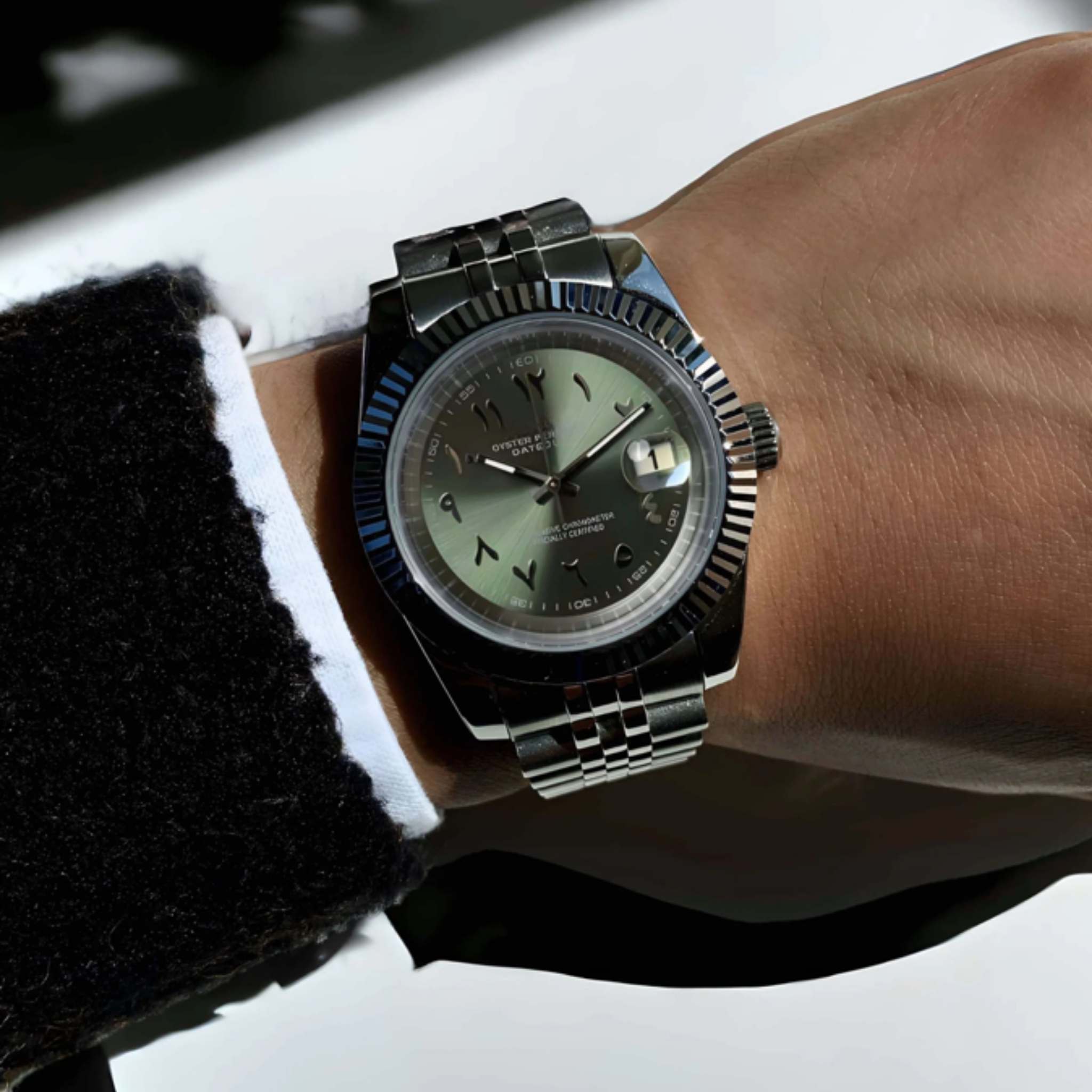 “Montre SEIKMOD Datejust Arabic Kaki NH35 portée au poignet, style élégant et boîtier en acier inoxydable 316L”