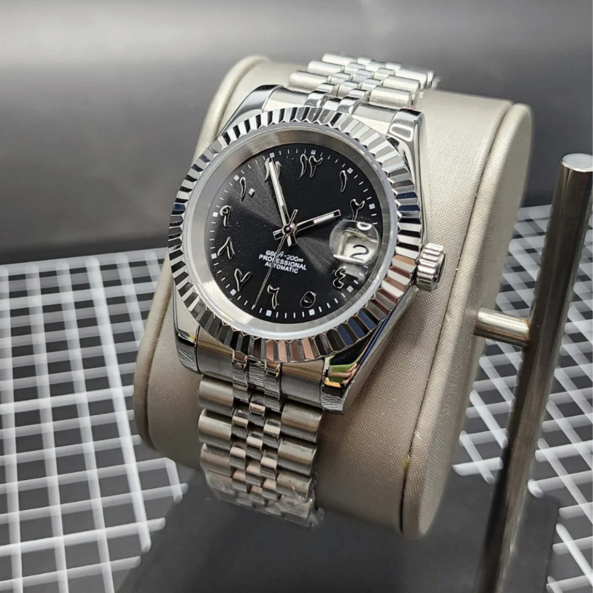 “Détail du cadran texturé noir de la montre SEIKMOD Datejust Arabic Noir NH35, mouvement automatique Seiko Instruments Inc.”