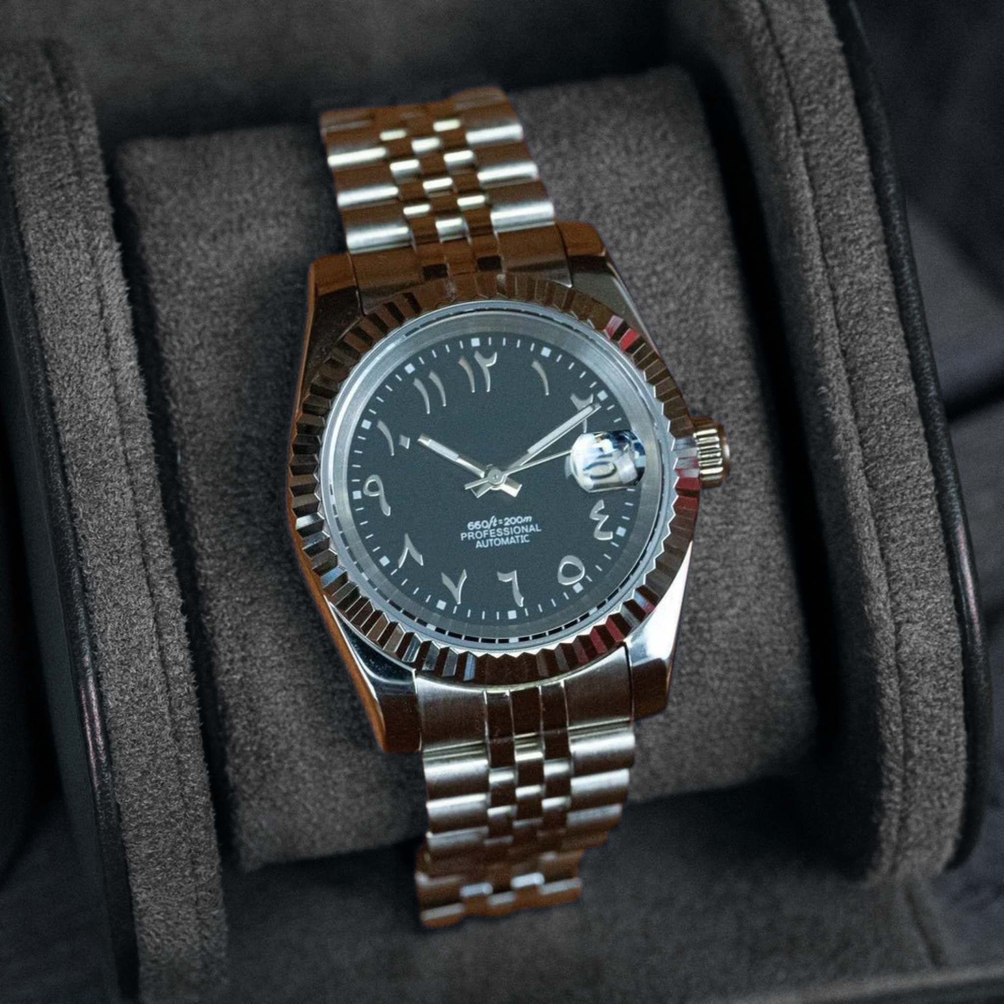 “Montre SEIKMOD Datejust Arabic Noir NH35 vue complète à plat, cadran noir et finition acier brillant”