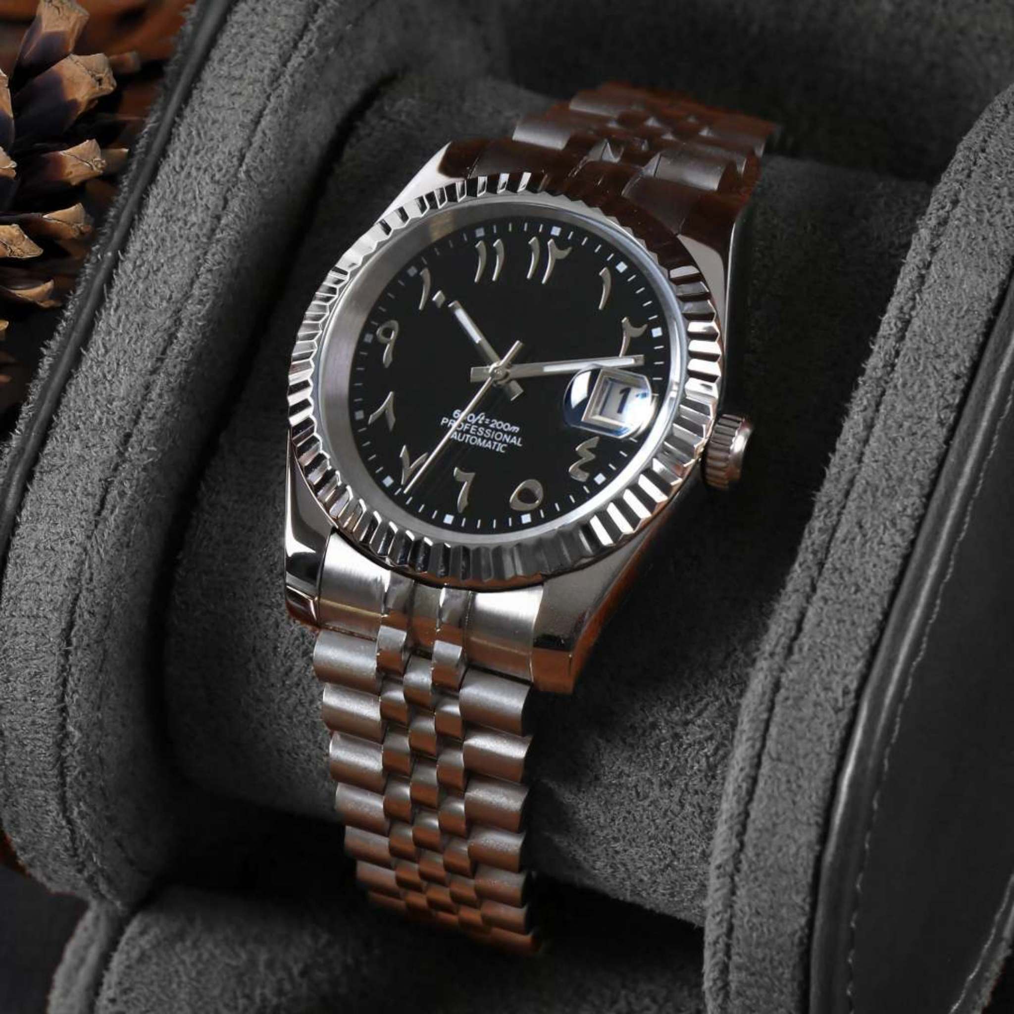 “Montre SEIKMOD Datejust Arabic Noir NH35 vue de face, assemblée à la main en France, cadran noir avec chiffres arabes et boîtier acier poli”
