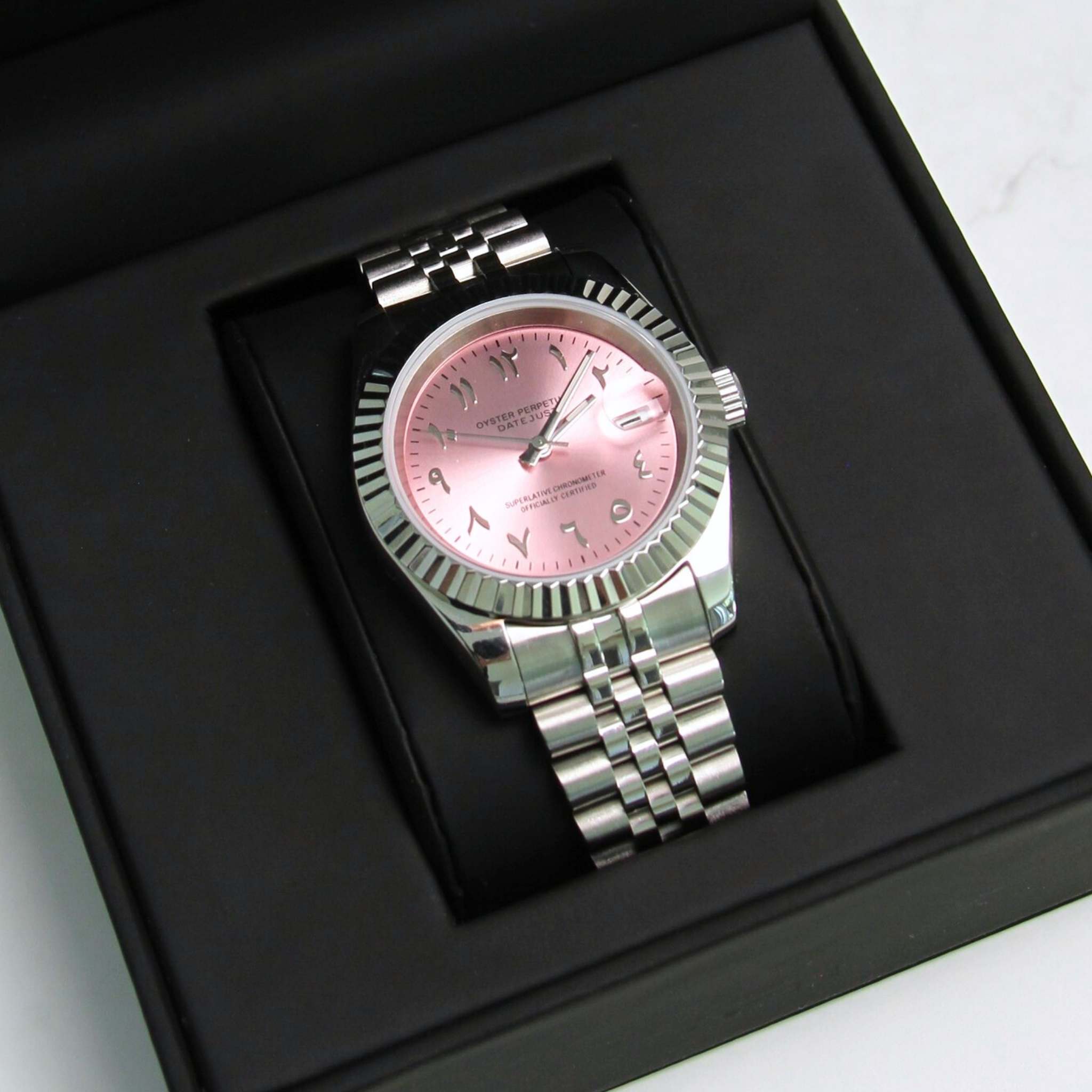 “Cadran rose de la montre SEIKMOD Datejust Arabic Rose NH35 avec chiffres arabes et aiguilles luminescentes”