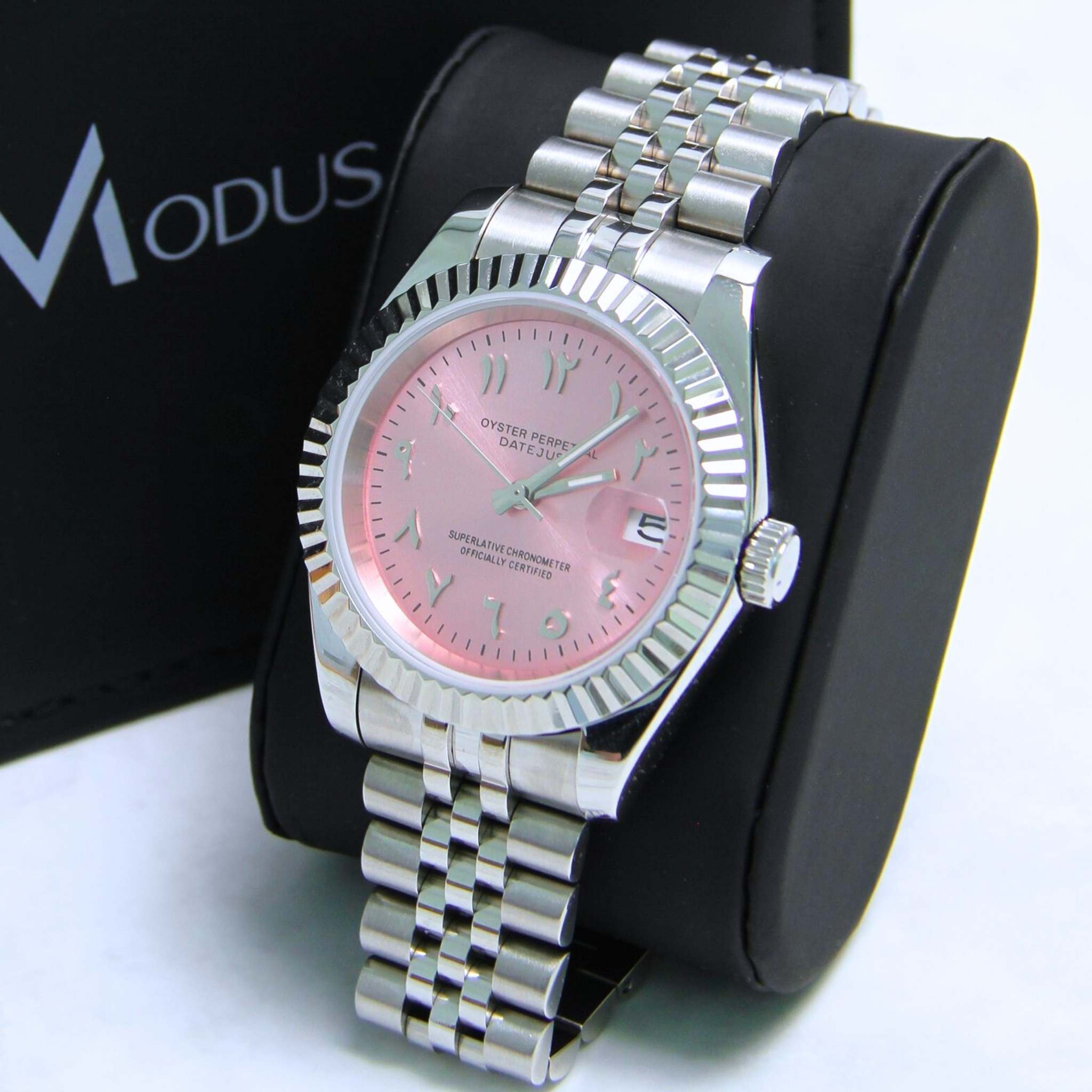 “Montre SEIKMOD Datejust Arabic Rose NH35 vue de face, assemblée à la main en France, cadran rose avec chiffres arabes et boîtier acier brossé”