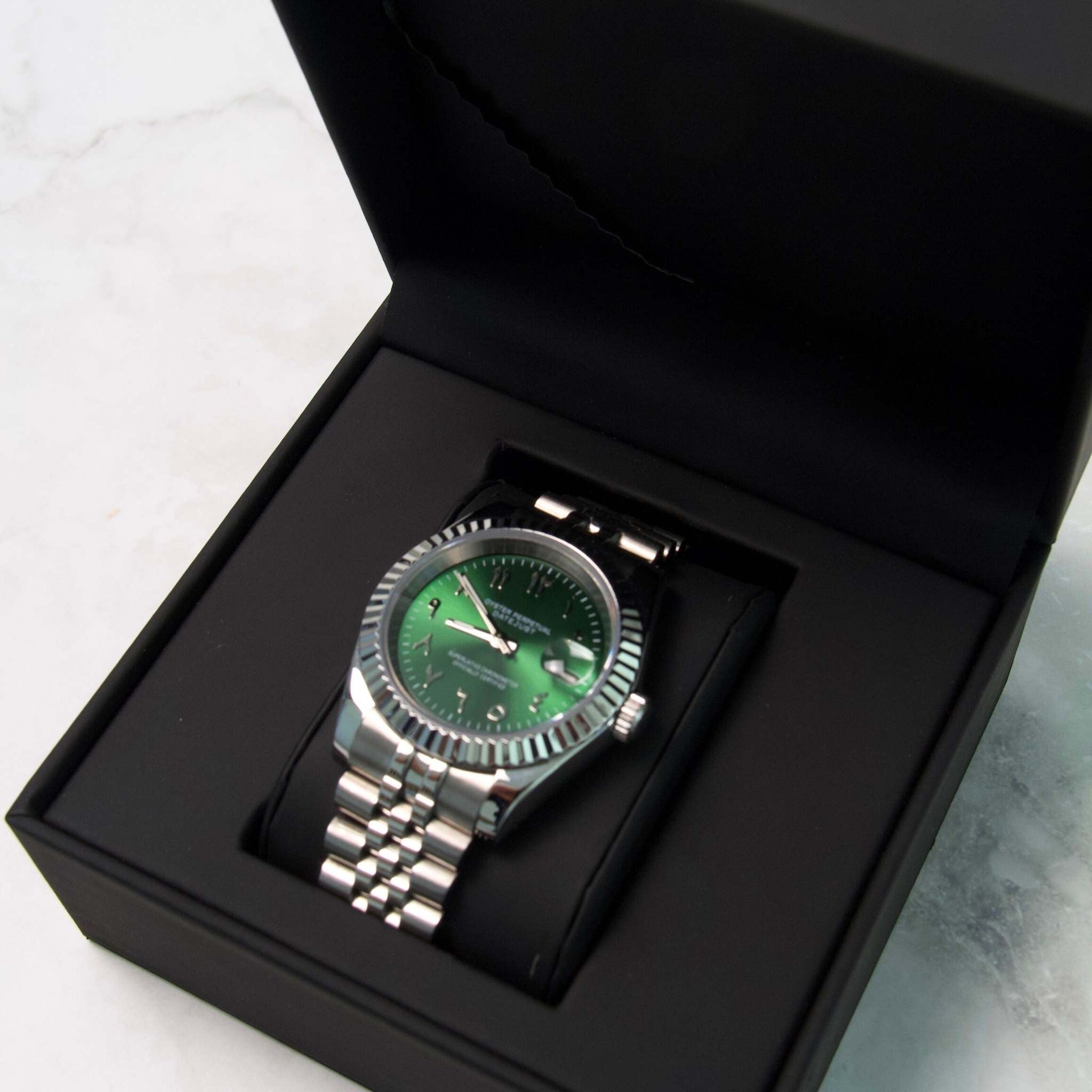 “Montre SEIKMOD Datejust Arabic Vert NH35 présentée dans son écrin premium Modus Horlogerie”