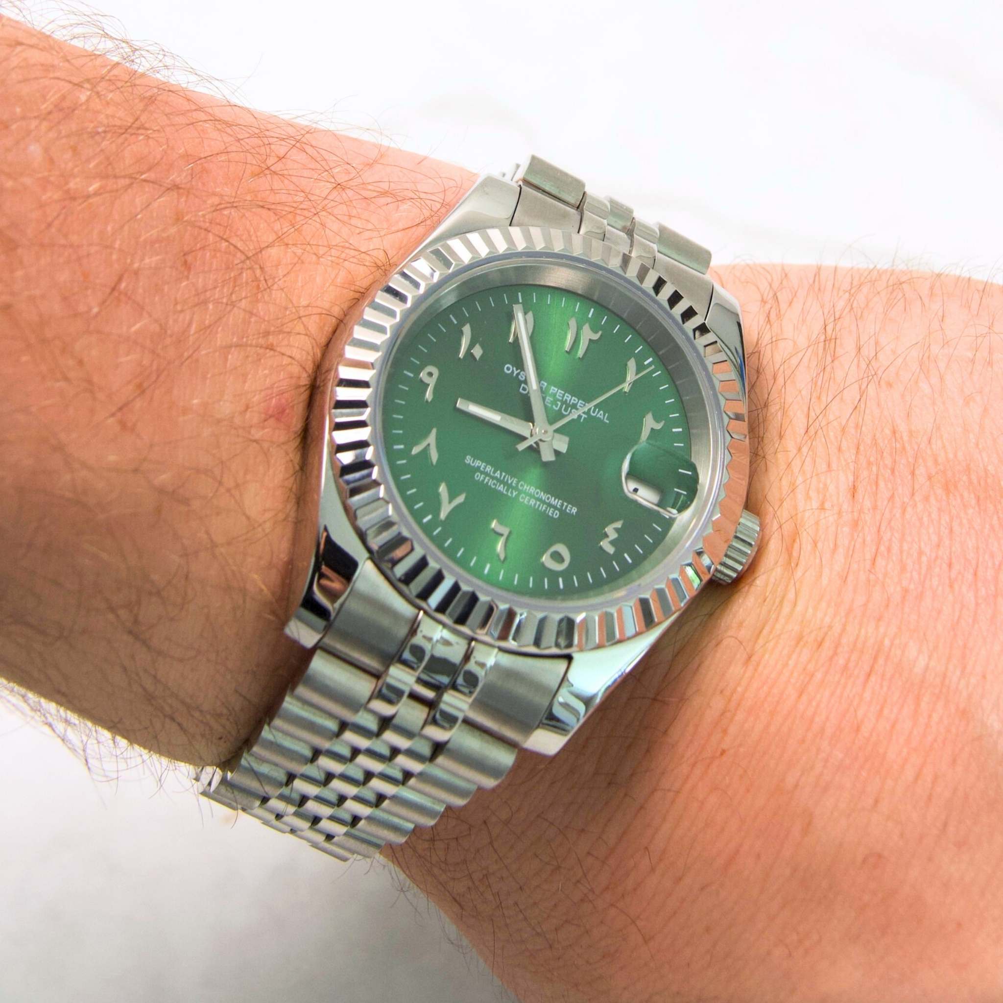 “Montre SEIKMOD Datejust Arabic Vert NH35 portée au poignet, style élégant et boîtier en acier inoxydable 316L”