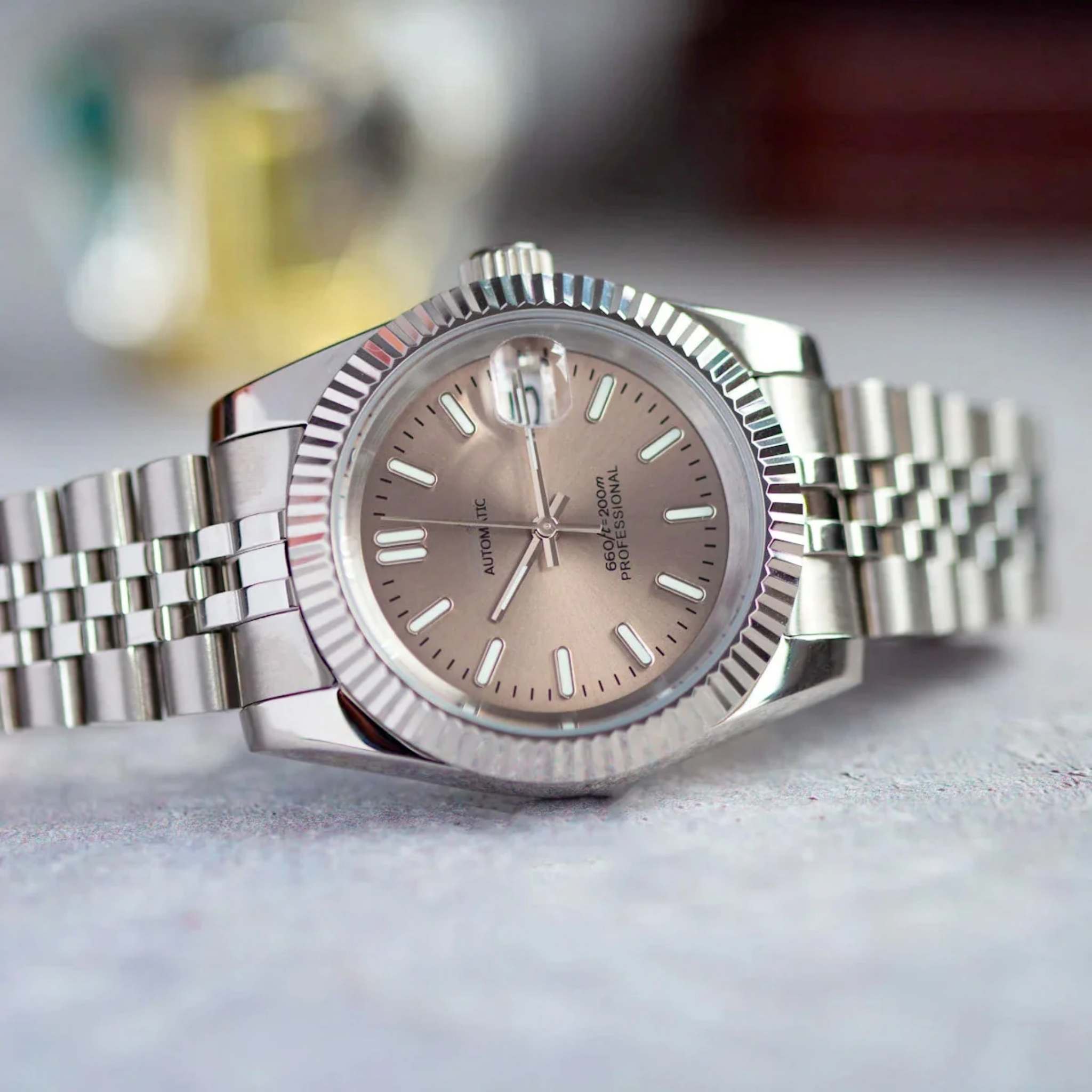 “Cadran champagne de la montre SEIKMOD Datejust NH35 avec index appliqués et aiguilles luminescentes”