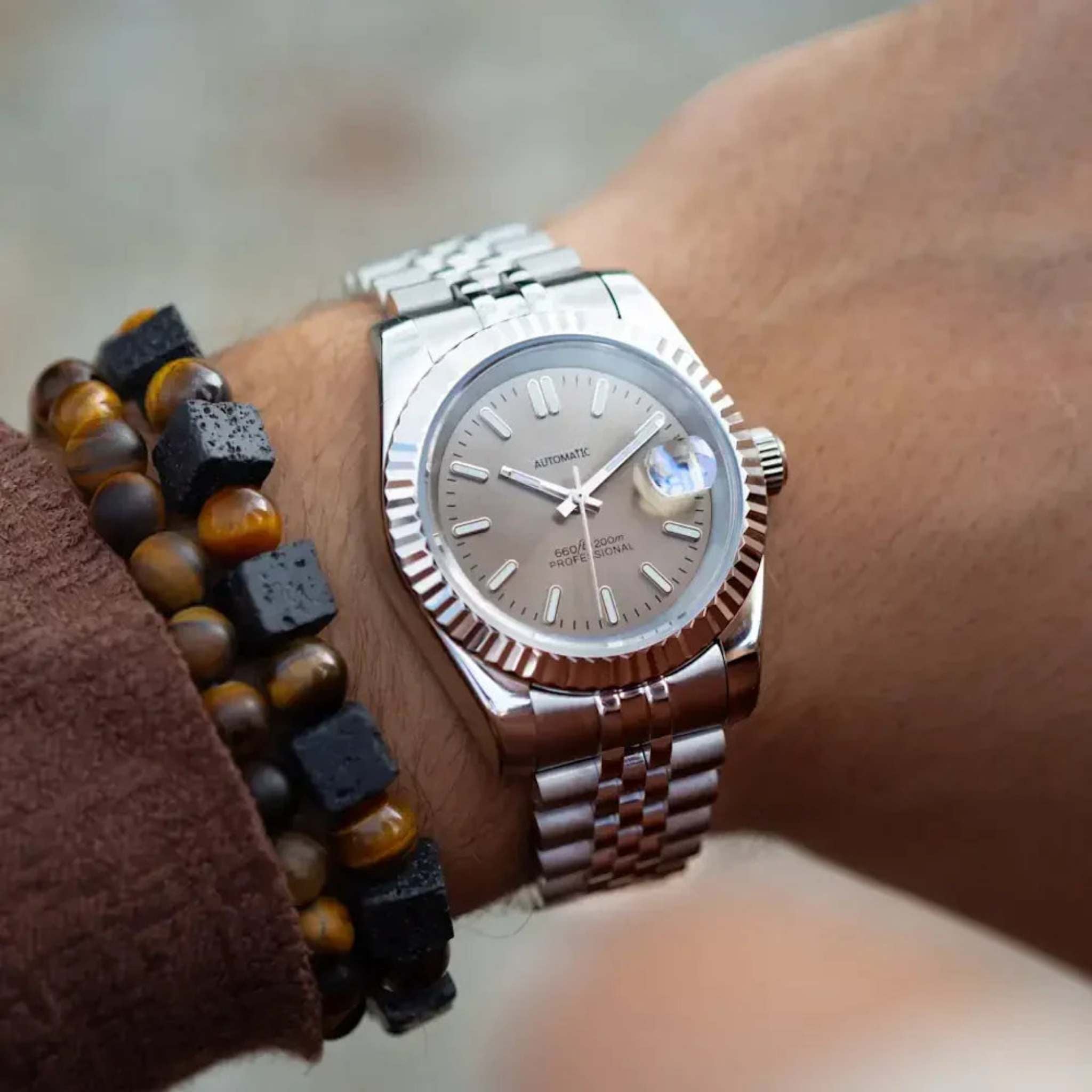 “Montre SEIKMOD Datejust Champagne NH35 portée au poignet, style élégant et boîtier en acier inoxydable 316L”