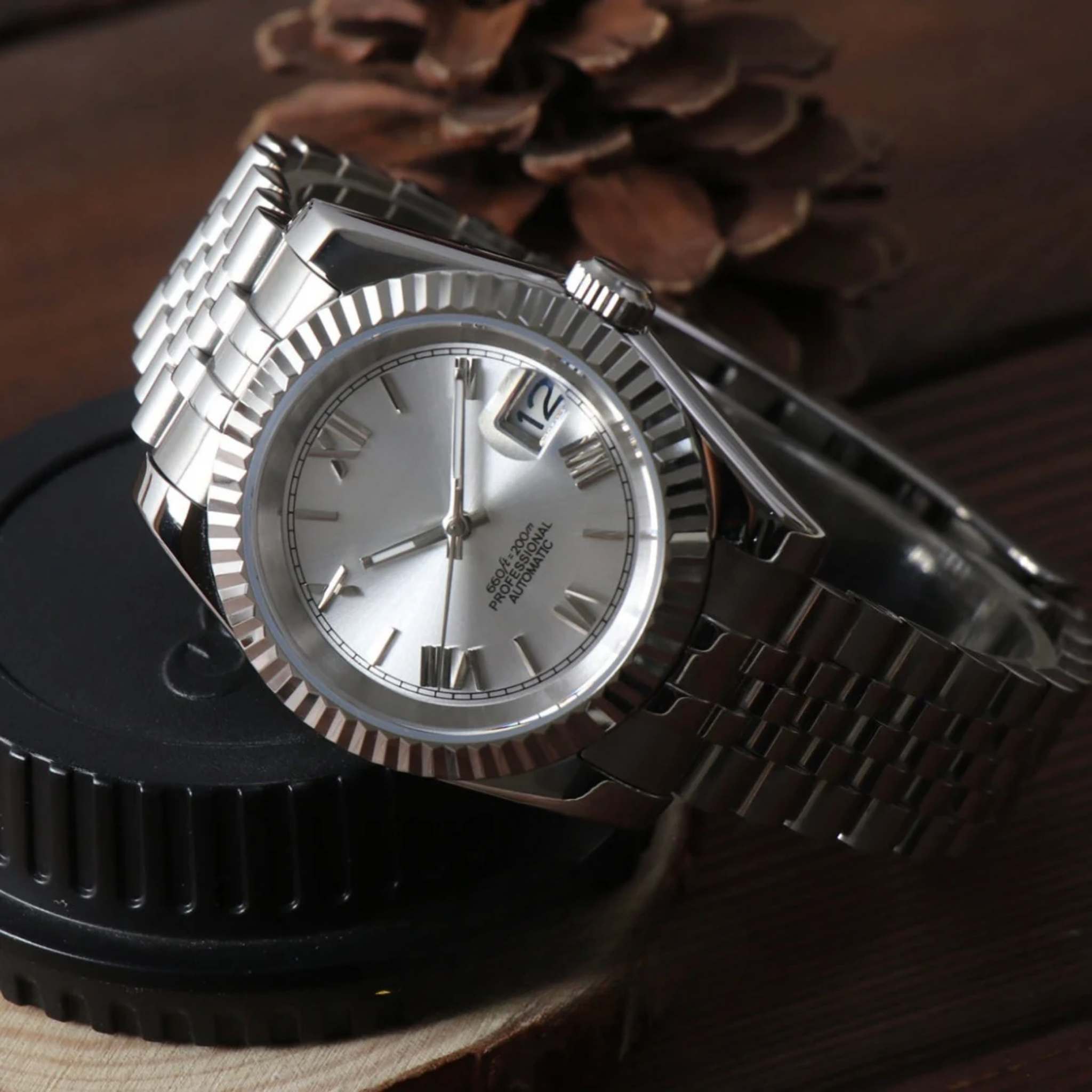 “Montre SEIKMOD Datejust Chiffres Romains Gris NH35 vue complète à plat, cadran gris avec chiffres romains argentés et design raffiné”