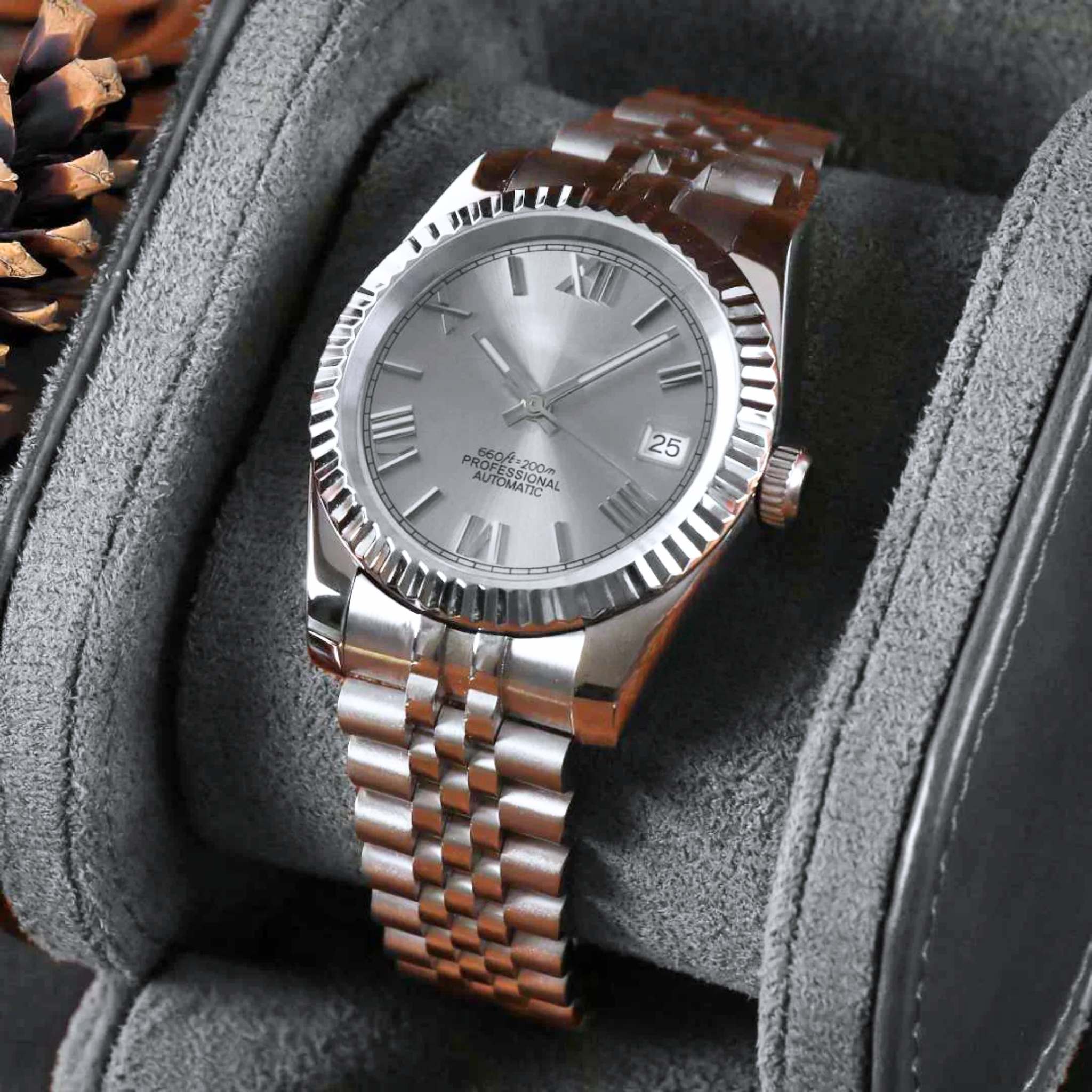 “Montre SEIKMOD Datejust Chiffres Romains Gris NH35 vue de face, assemblée à la main en France, cadran gris avec chiffres romains argentés et boîtier acier poli”