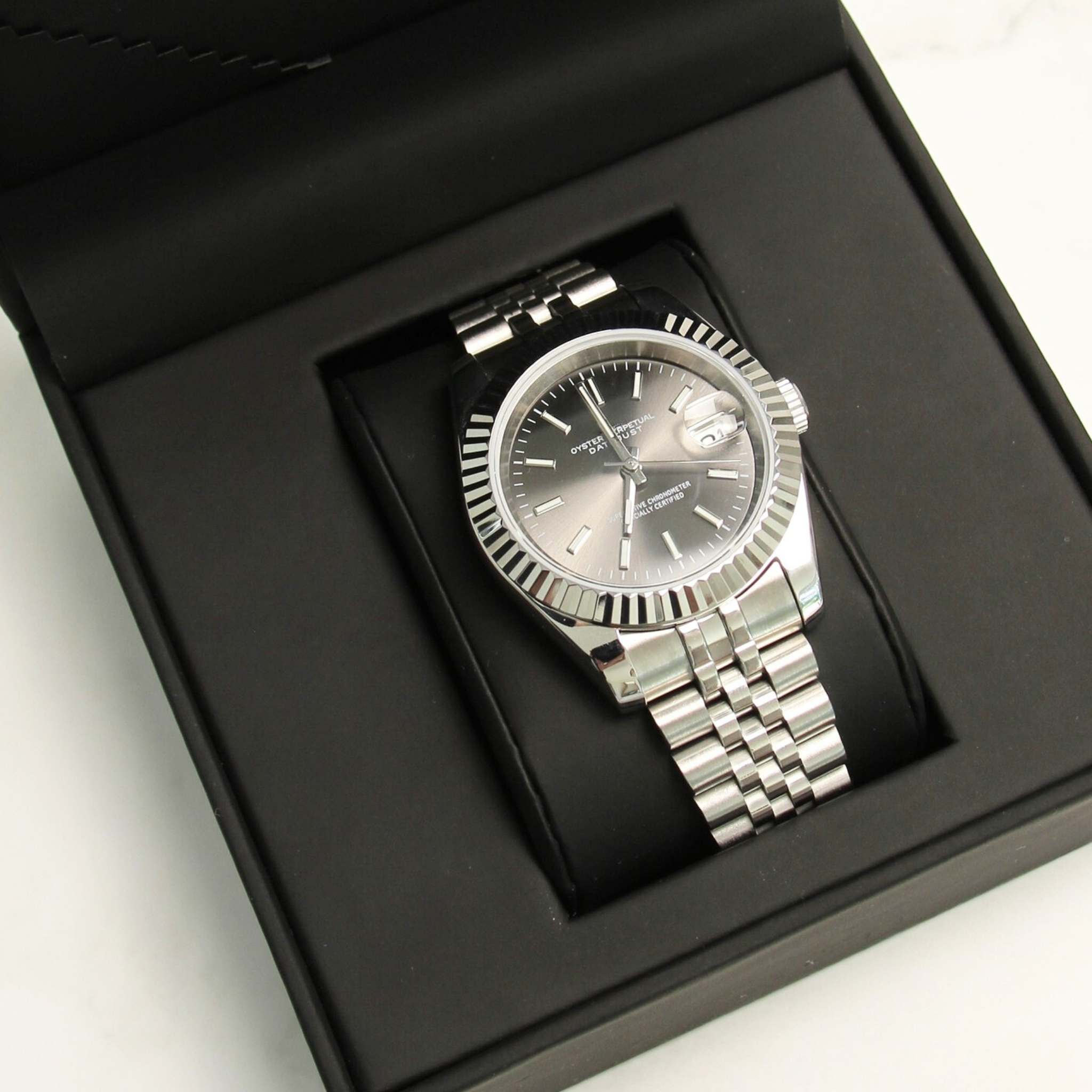 “Cadran gris de la montre SEIKMOD Datejust NH35 avec index appliqués et aiguilles luminescentes”