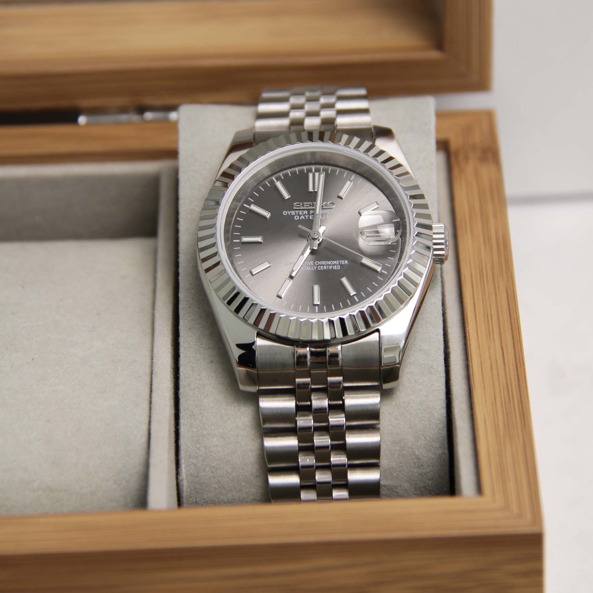 “Détail du cadran texturé gris de la montre SEIKMOD Datejust NH35, mouvement automatique Seiko Instruments Inc.”