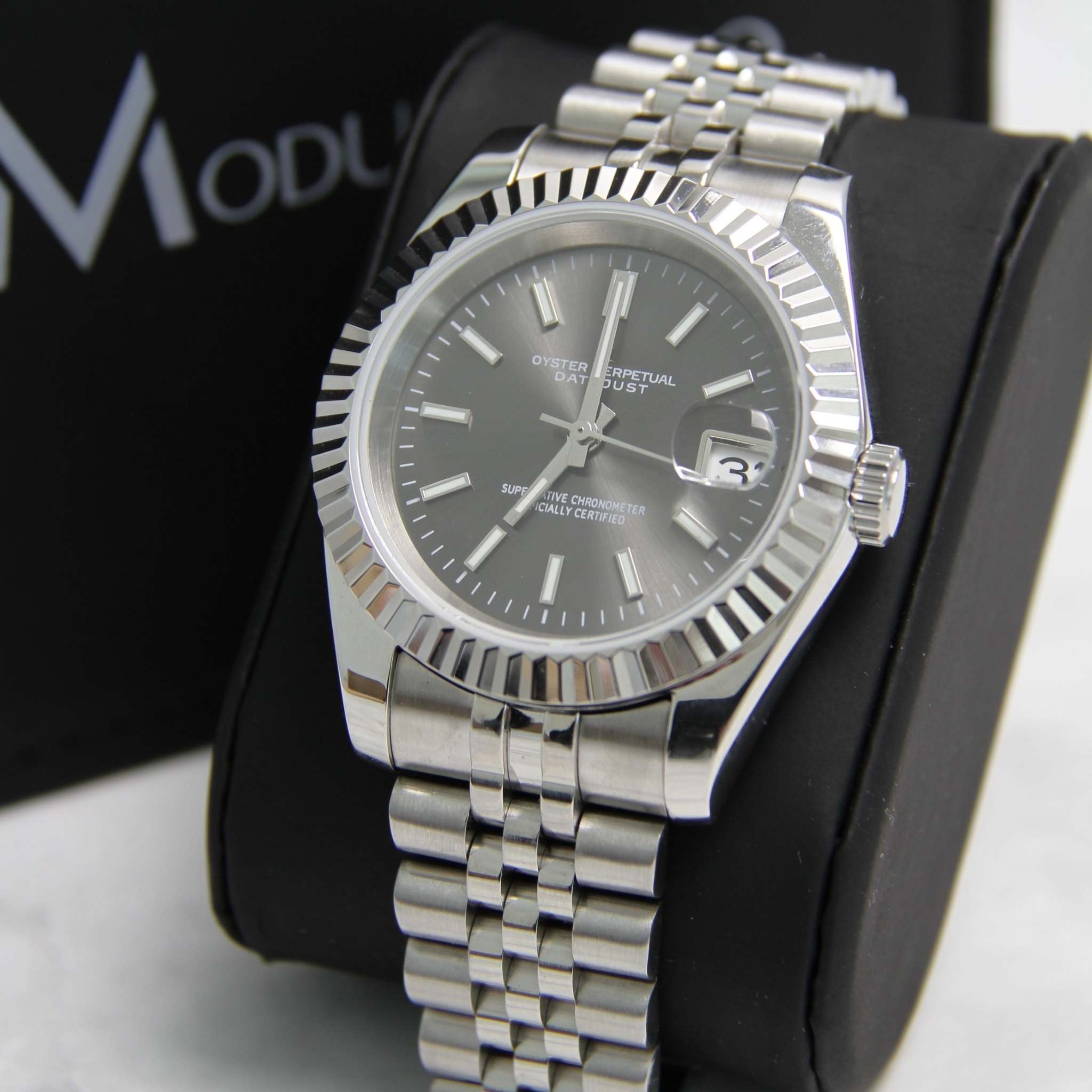 “Montre SEIKMOD Datejust Gris NH35 vue de face, assemblée à la main en France, cadran gris et boîtier acier poli”