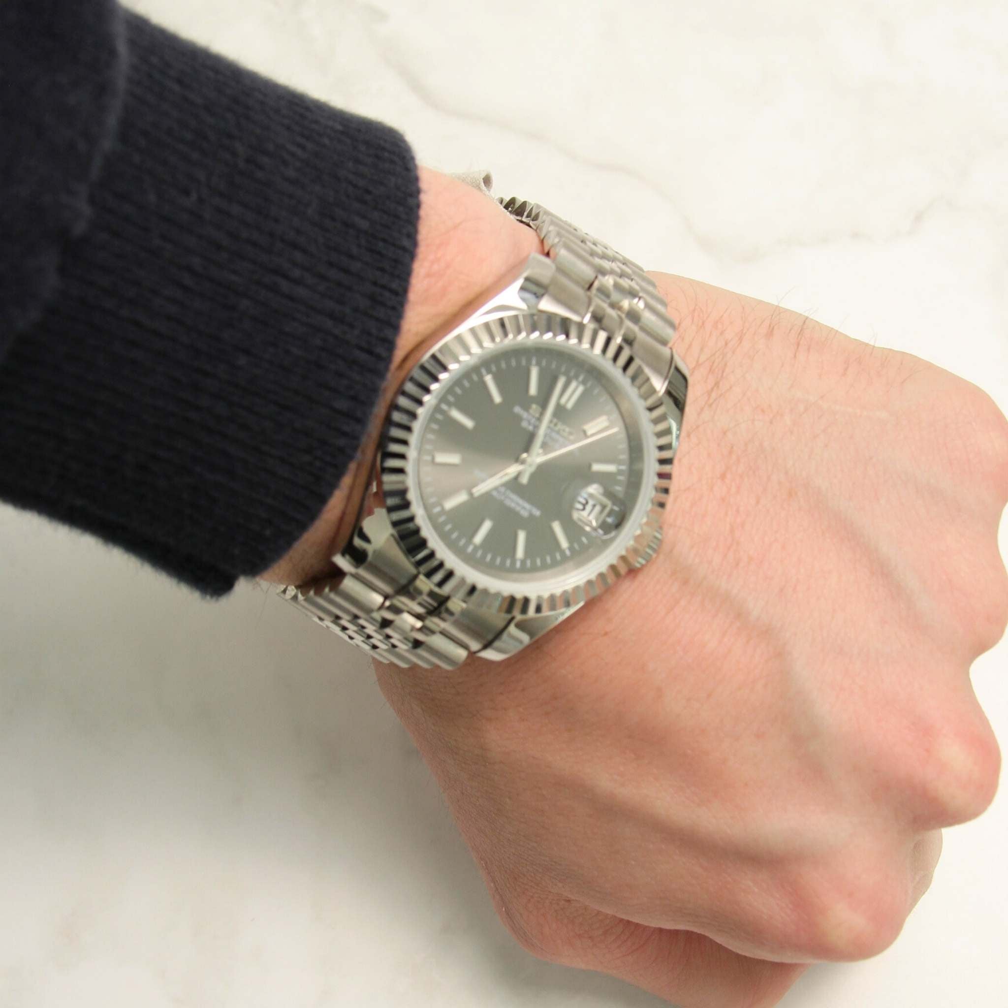 “Montre SEIKMOD Datejust Gris NH35 portée au poignet, style élégant et finition acier inoxydable 316L”