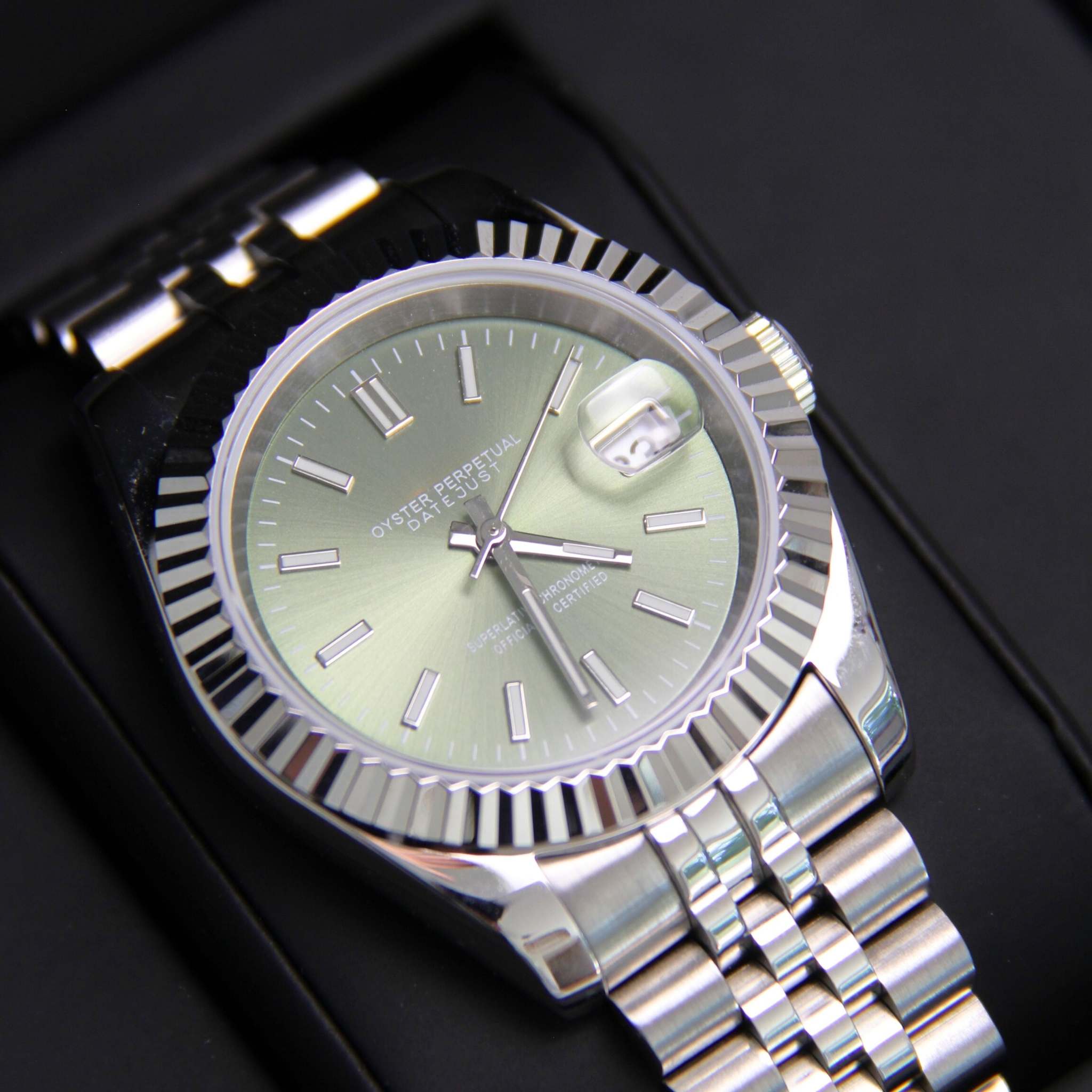 “Cadran kaki de la montre SEIKMOD Datejust Kaki NH35 avec index appliqués et aiguilles luminescentes”